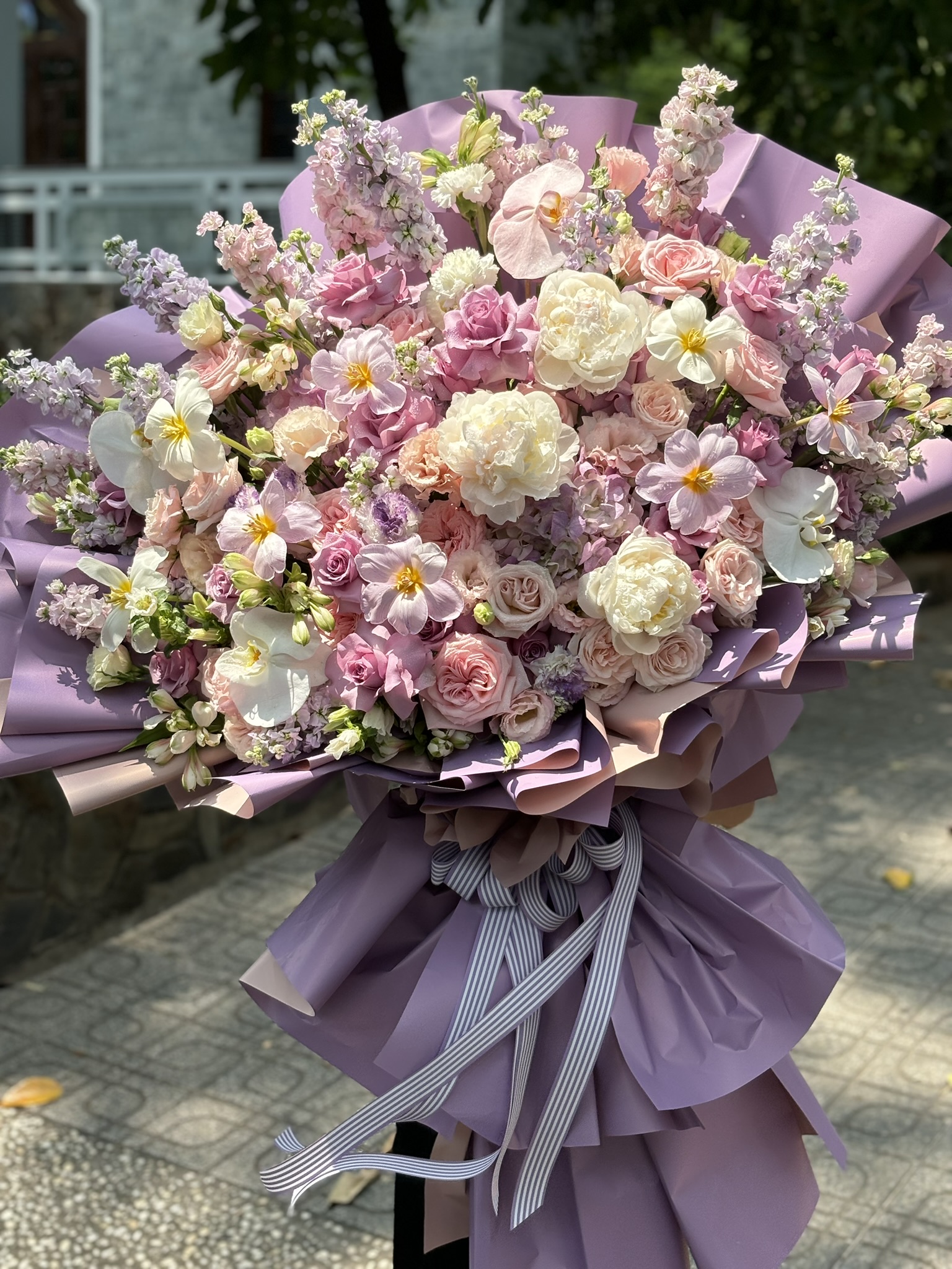 Bó Hoa Xòe Lớn Tone Hồng Tím – Peony Ohara Lan & Tulip Sang Trọng