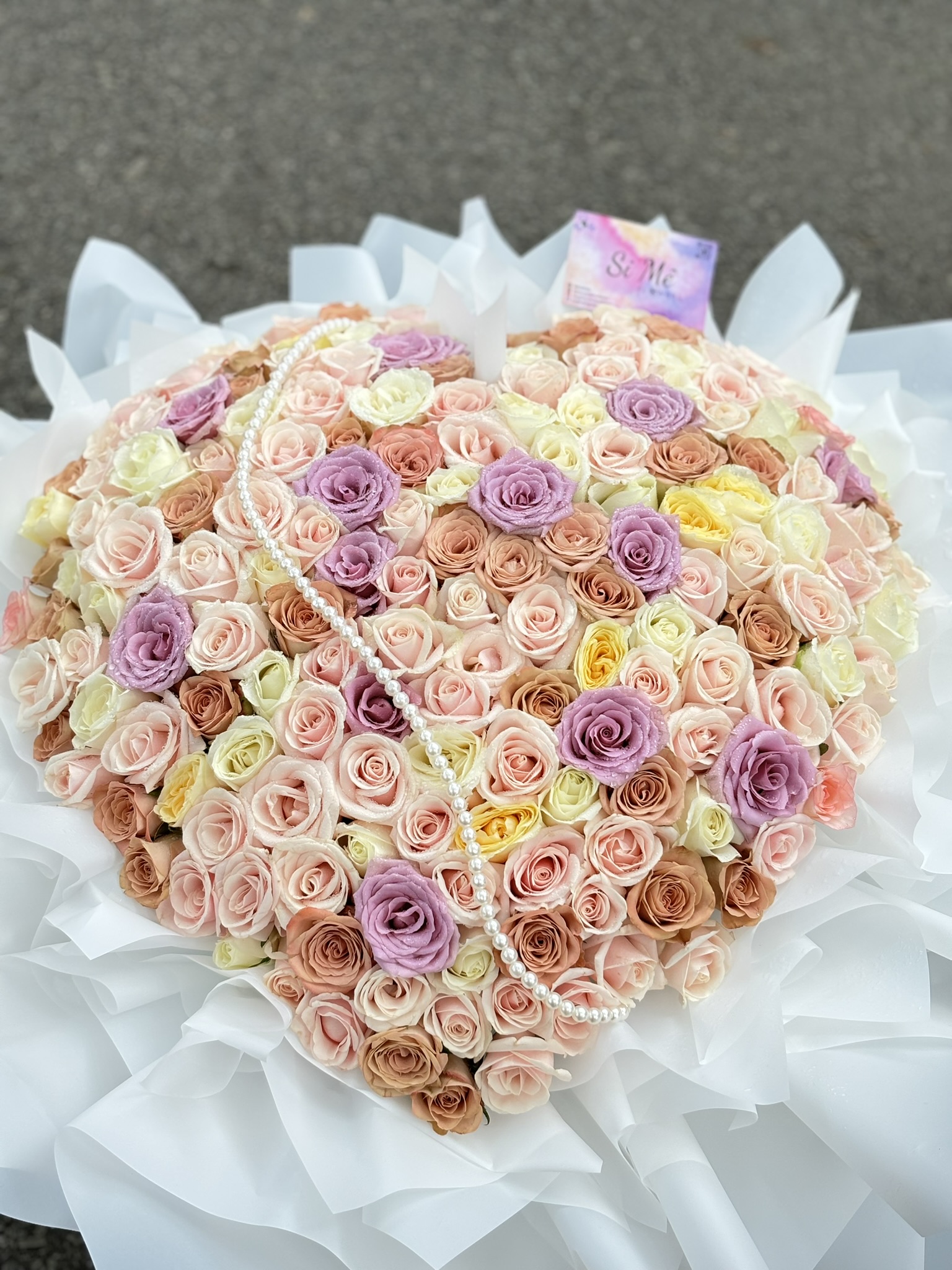 Bó Hoa Hồng Mix Màu Khổng Lồ – 200 Đóa Form Trái Tim Lãng Mạn