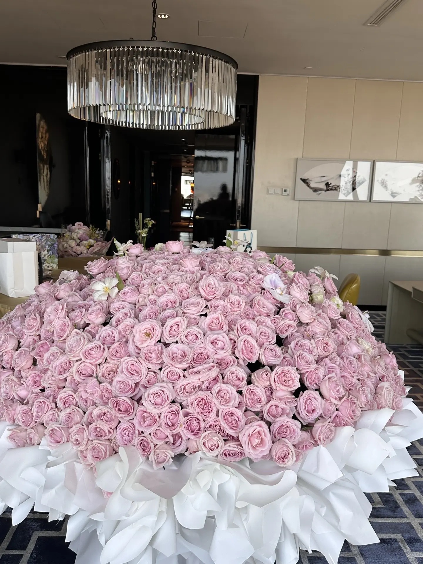 Bó Hoa Khổng Lồ Ohara Mix Tulip Lan Hồ Điệp – Đẳng Cấp Hồng Pastel Bó Hoa Khổng Lồ Ohara Mix Tulip Lan Hồ Điệp – Đẳng Cấp Hồng Pastel