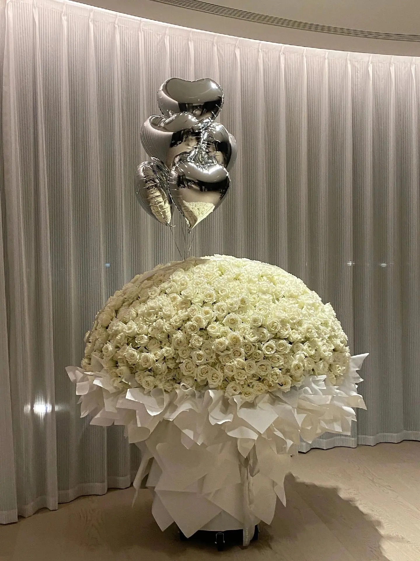 Bó Hoa Hồng Trắng Khổng Lồ – 1000 Đóa Tinh Khôi & Vĩnh Cửu