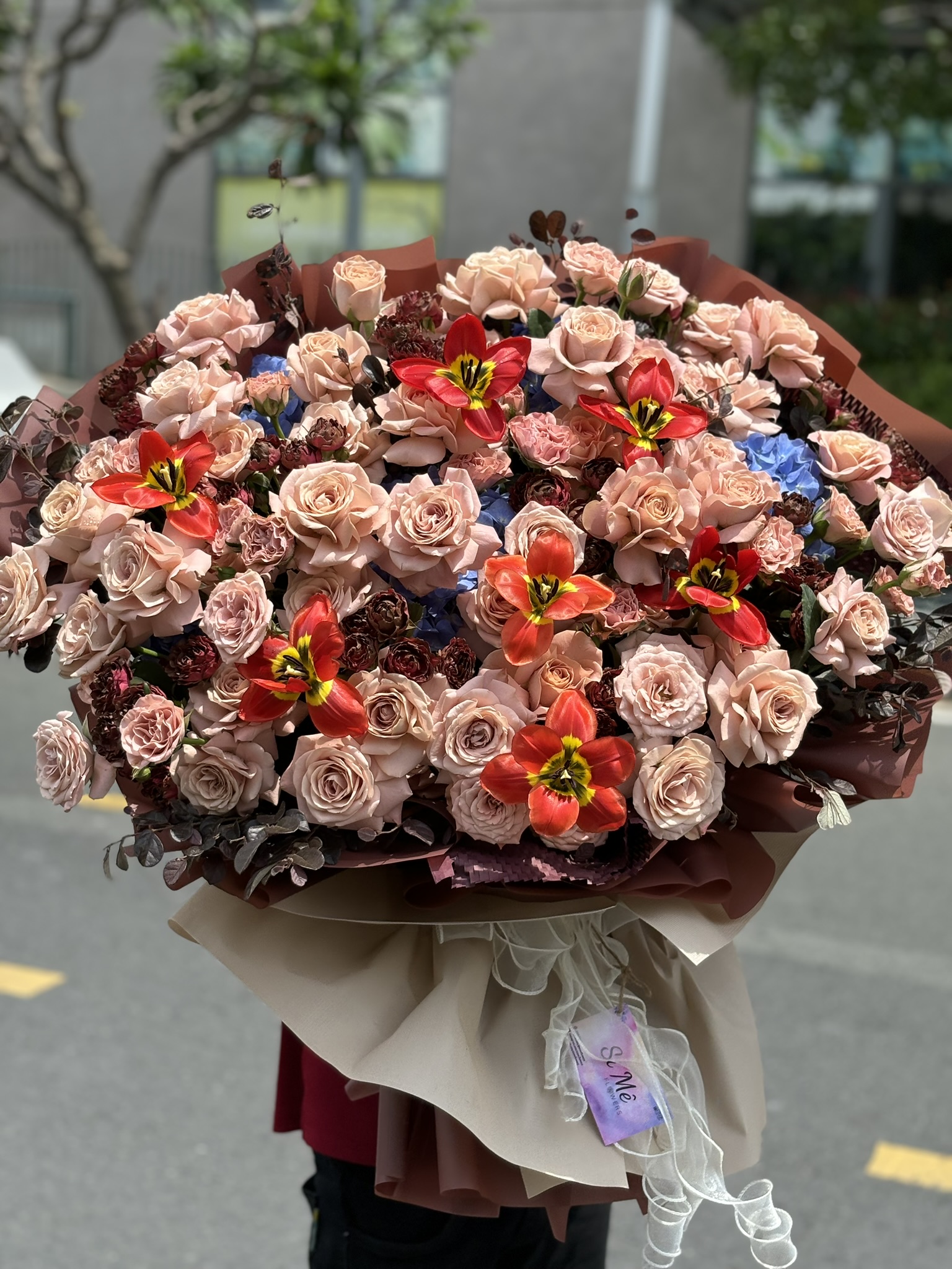 Bó Hoa Khổng Lồ Capuchino Mix Đỏ – Cá Tính & Quyến Rũ