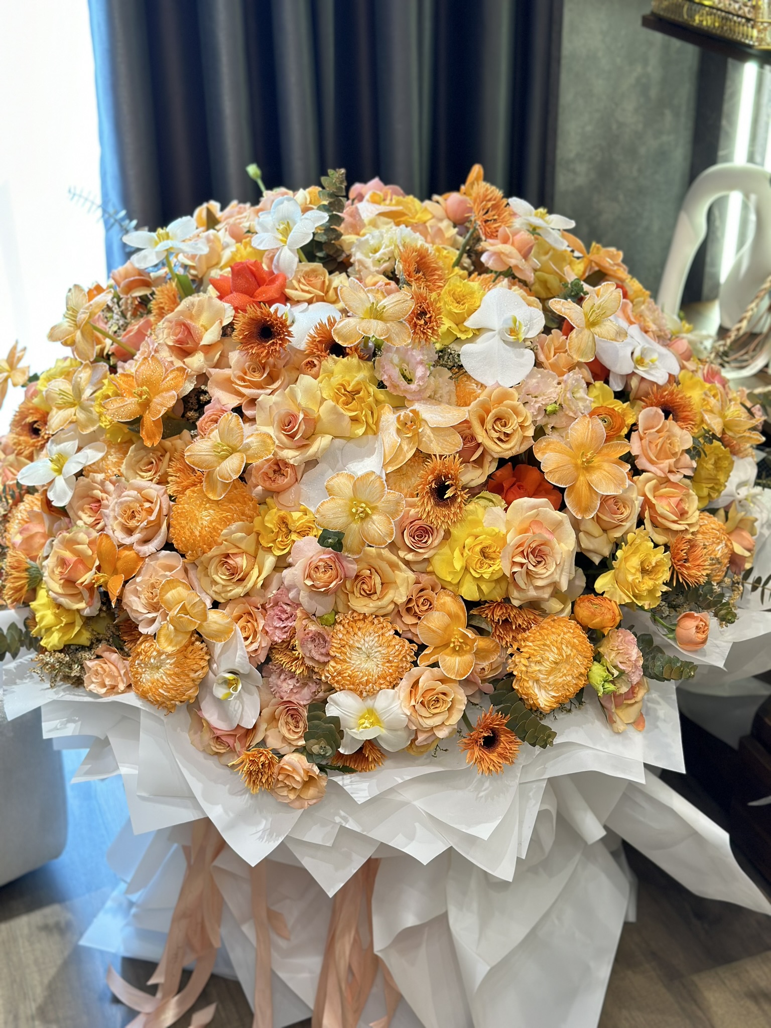 Bó Hoa Khổng Lồ Tone Cam – Tulip, Hồng, Cúc Mẫu Đơn, Đồng Tiền