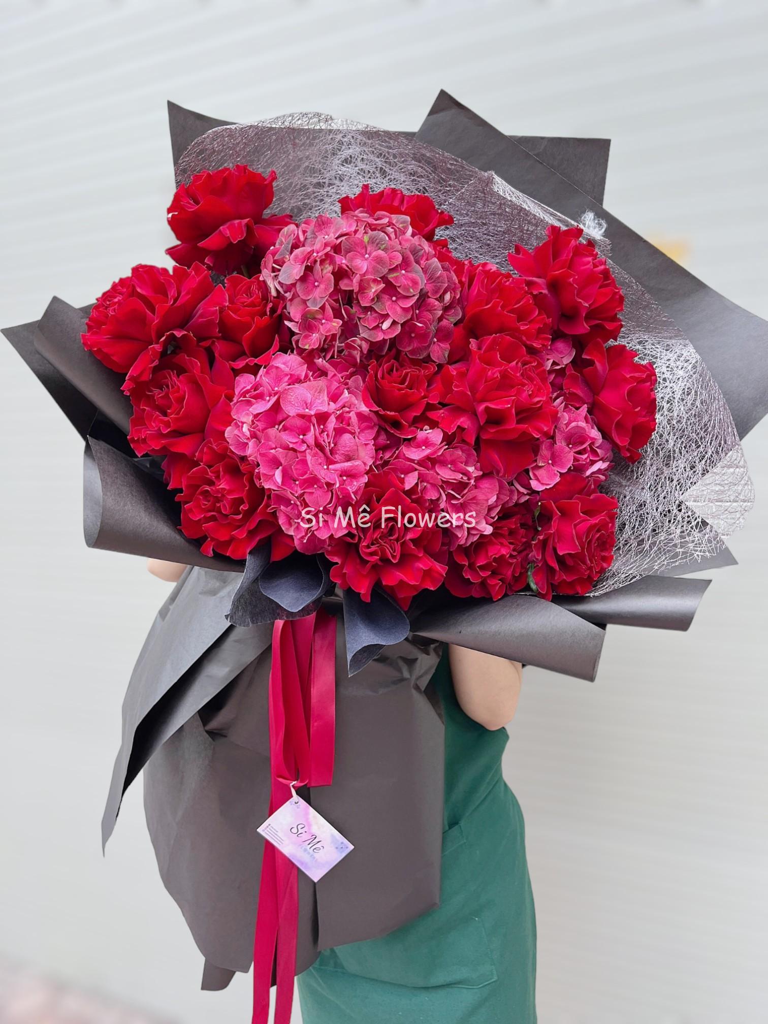 Bó Hoa Cẩm Tú Cầu Mix Hoa hồng Ecuador Tone Đỏ