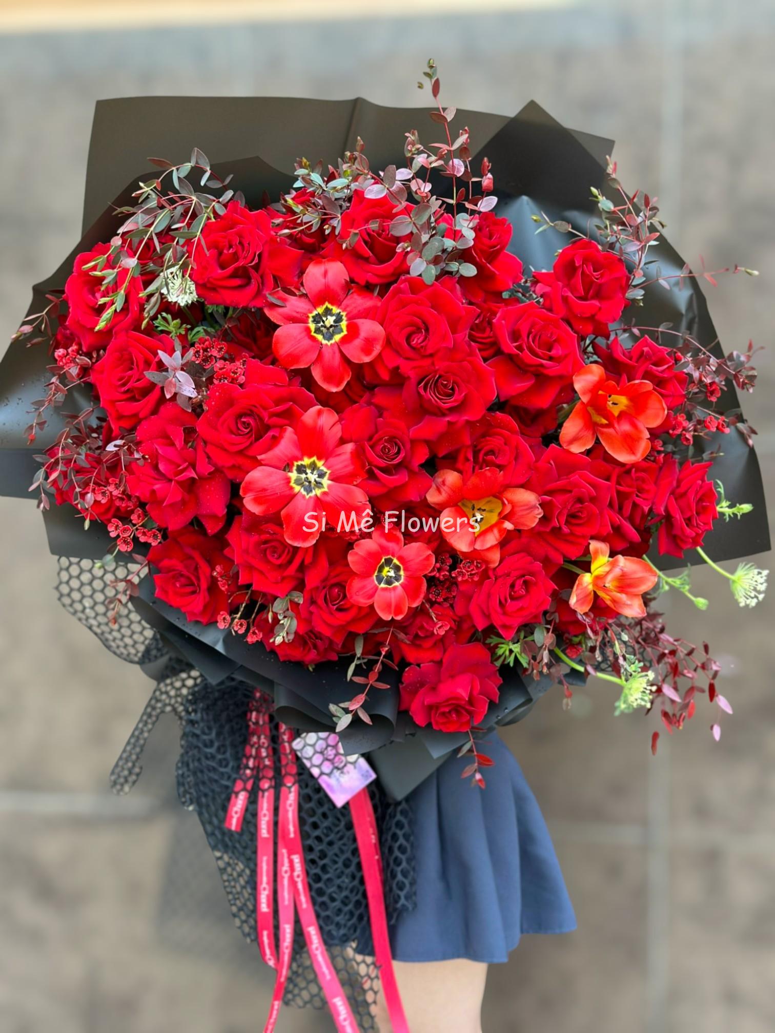 Bó Hoa Hồng Ecuador Mix Tulip Tone Đỏ