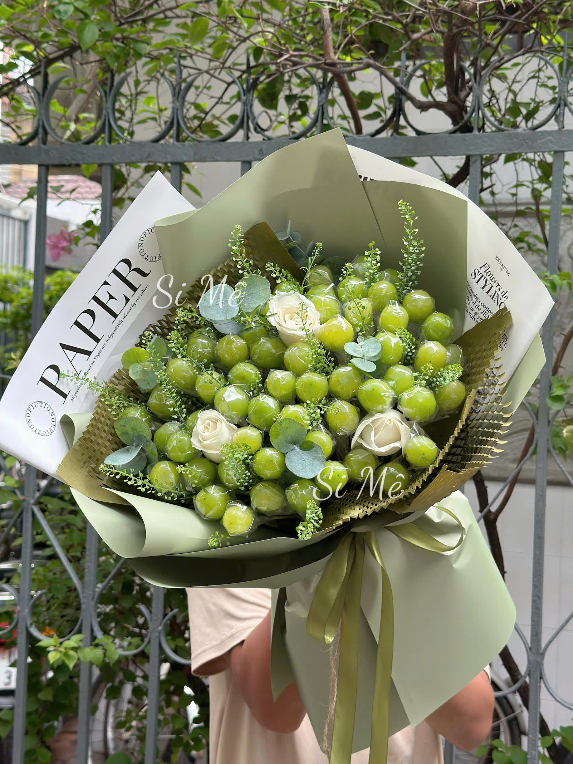 Bó Hoa Nho Mẫu Đơn Mix Hoa Hồng Trắng & Lá Bạc – Sang Trọng & Đẳng Cấp