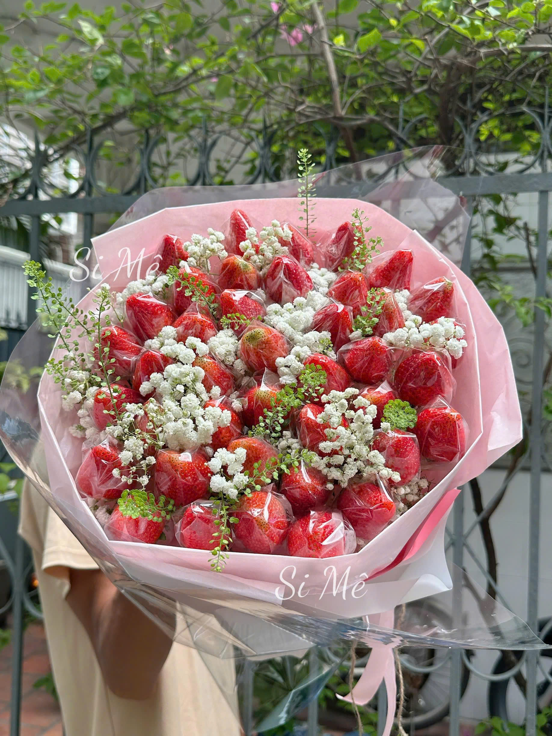 Bó Hoa Dâu Tây Mix Hoa Bi & Cỏ Đồng Tiền – Ngọt Ngào & Độc Đáo