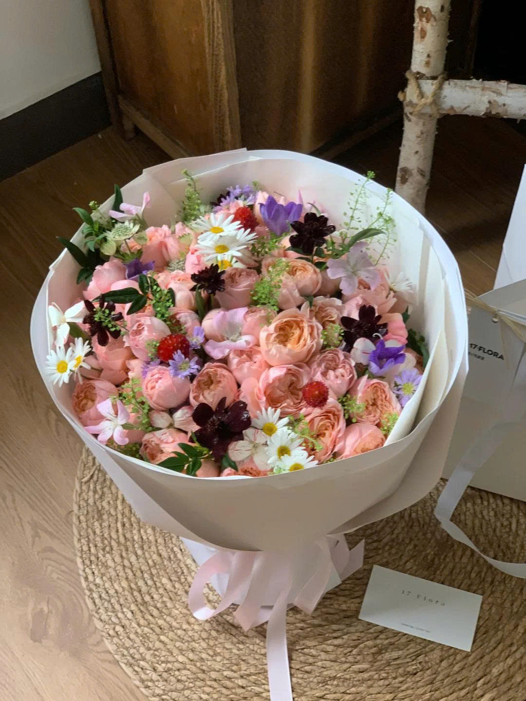 Bó Hoa Hồng Juliet Mix Cúc Họa Mi Chocolate Tím – Nàng Thơ Phá Cách