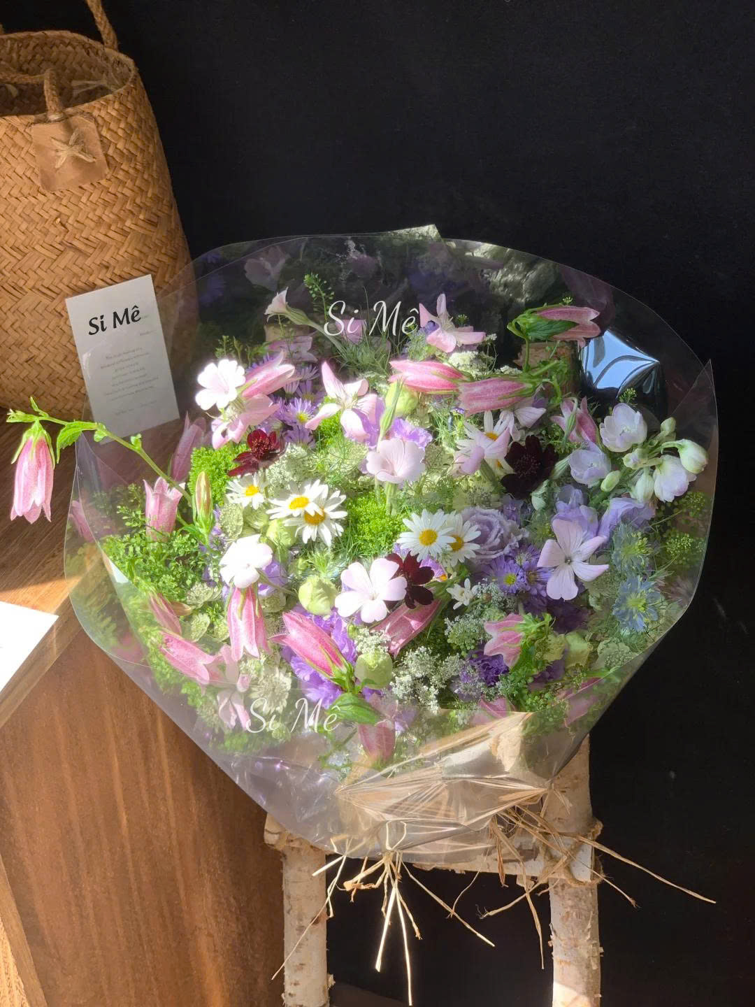 Bó Hoa Chuông Tím Mix Cúc Họa Mi Cosmos – Nàng Thơ Dịu Dàng Phá Cách