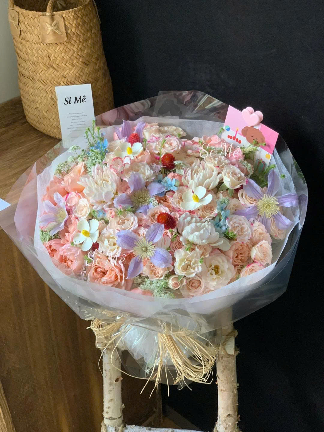 Bó Hoa Hồng Pastel Mix Clematis & Bi Đỏ – Dịu Dàng Mà Có Gu