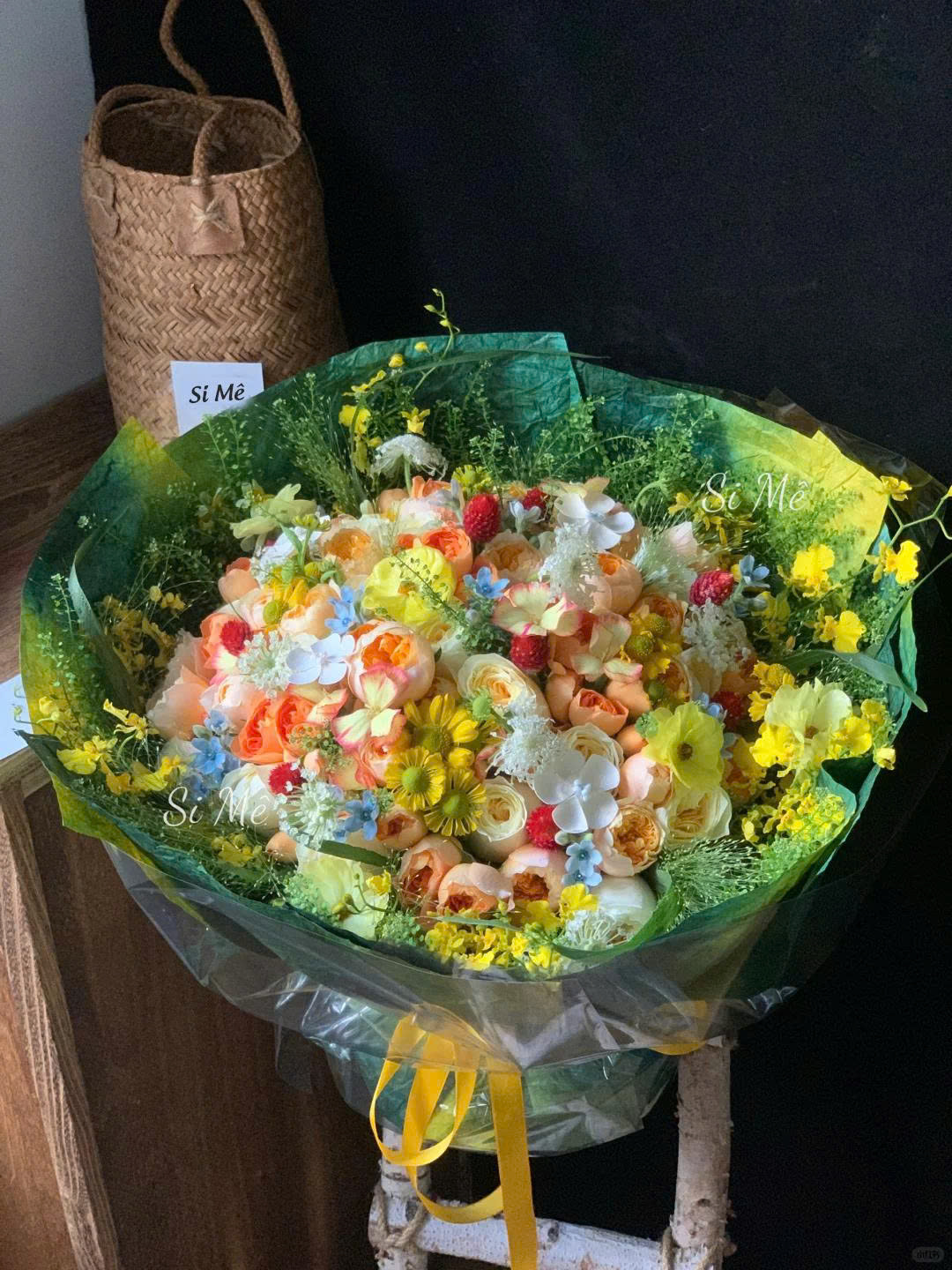 Bó Hoa Vàng Cam Pastel Phối Đỏ Xanh – Sắc Màu Năng Lượng & Dịu Dàng