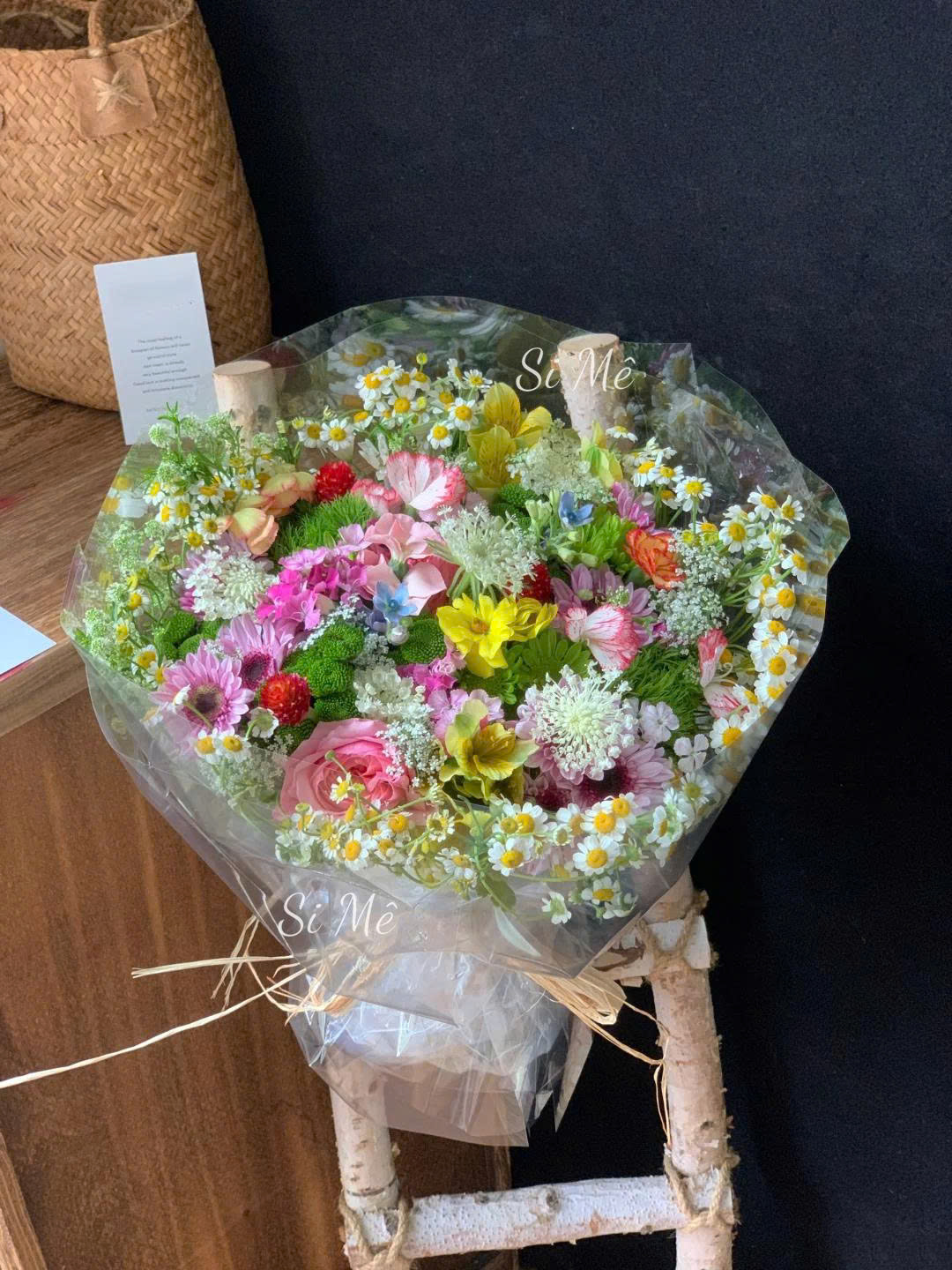 Bó Hoa Đa Sắc Mix Cúc Họa Mi & Bi Đỏ – Khu Vườn Trong Tay