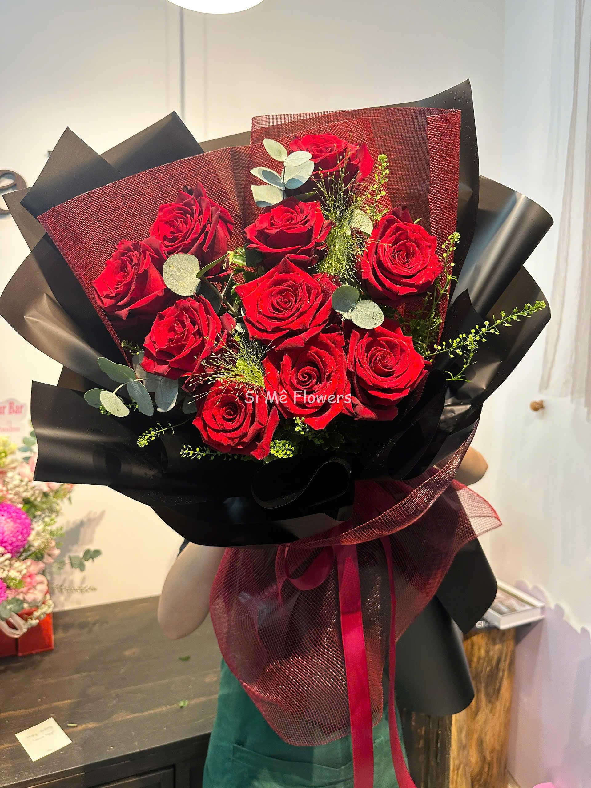 Bó Hồng Đỏ Phối Lá Bạc