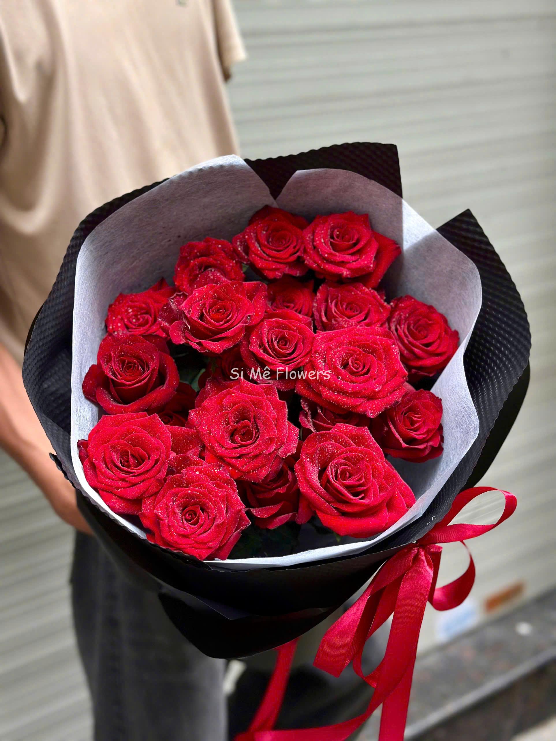 Bó Hoa Hồng Đỏ 20 Bông Giấy Đen – Sang Trọng & Đầy Cảm Xúc