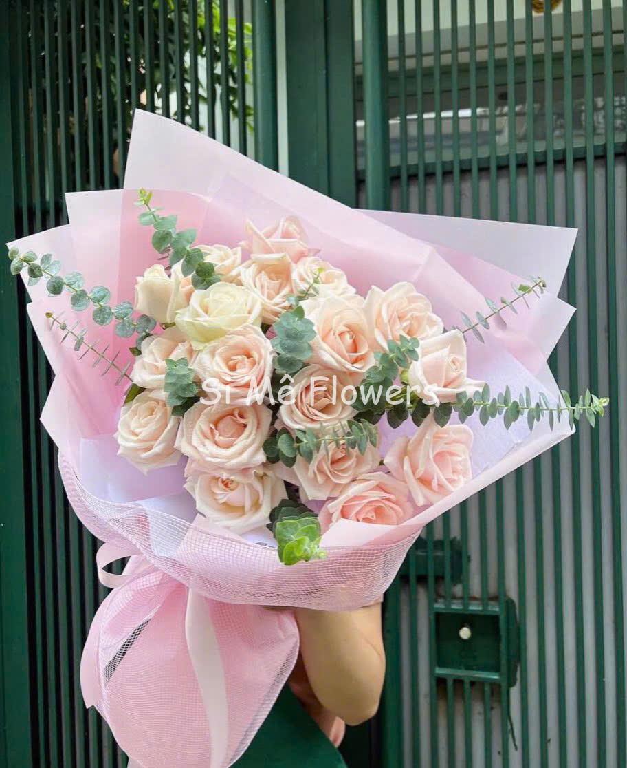 Bó Hoa Hồng Trắng Lá Bạc – Tinh Khôi & Nhẹ Nhàng Đầy Cảm Xúc