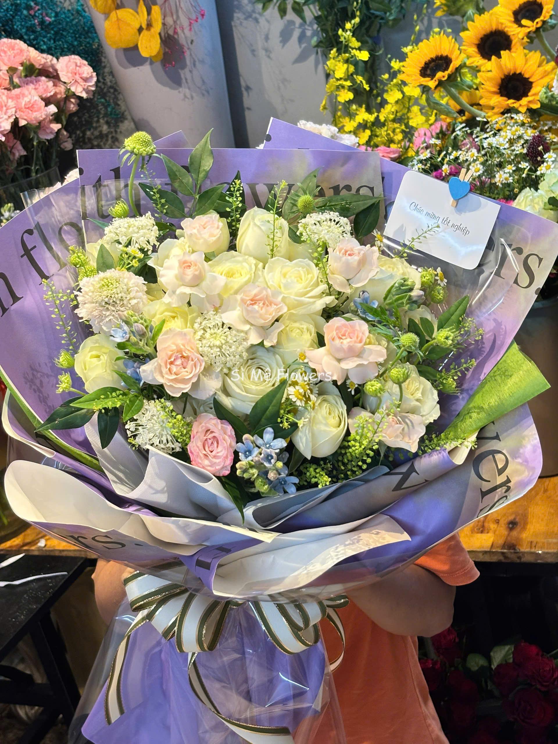 Bó Hoa Hồng Trắng Mix Hồng Chùm Chiết Xạ – Tinh Khôi & Thanh Lịch