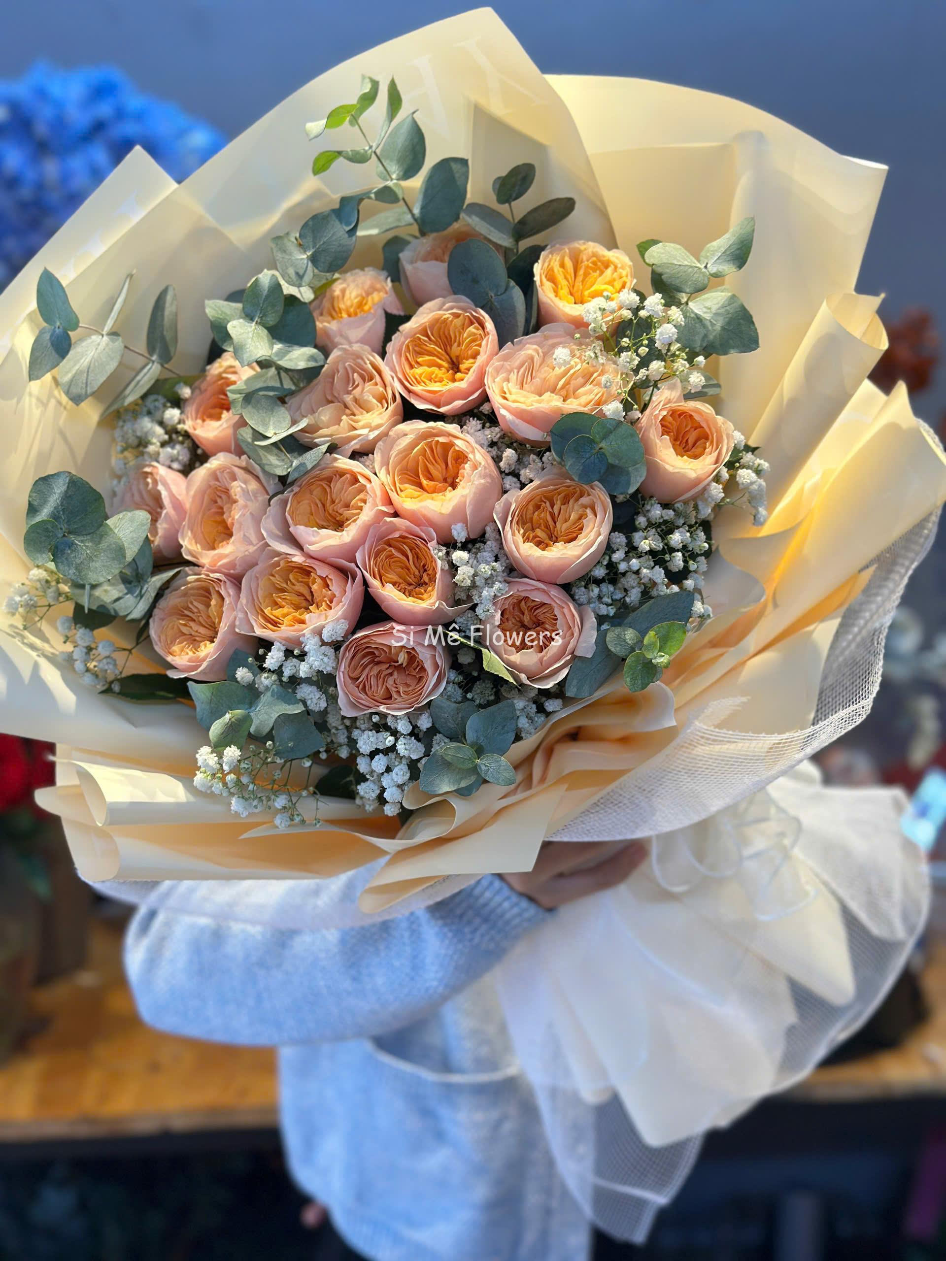 Bó Hoa Hồng Juliet Vàng Mix Baby Trắng & Lá Bạc – Thanh Nhã & Quyến Rũ