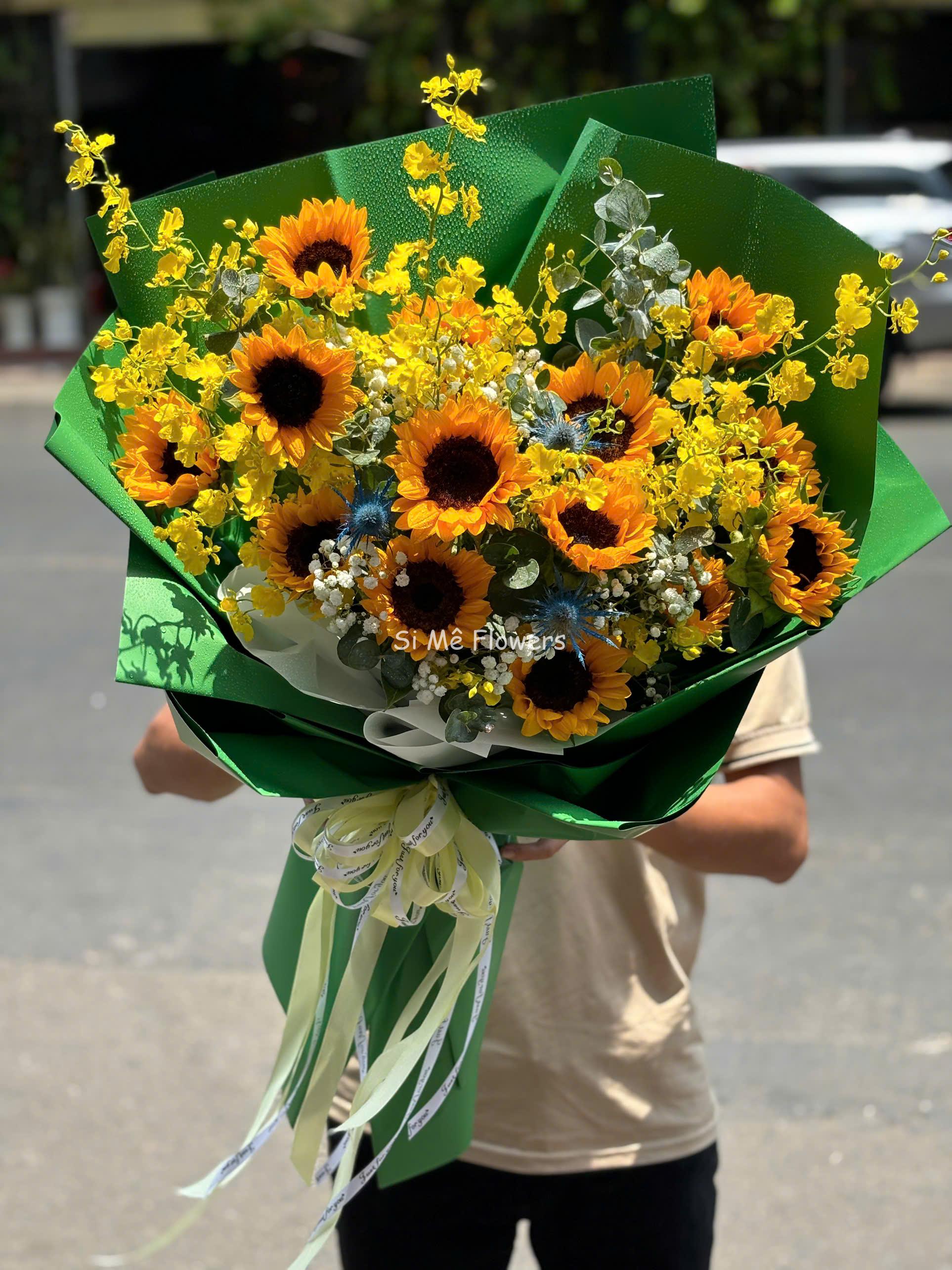 Bó Hoa Hướng Dương Mix Vũ Nữ – Rực Rỡ & Tỏa Sáng Bó Hoa Hướng Dương Mix Vũ Nữ – Rực Rỡ & Tỏa Sáng