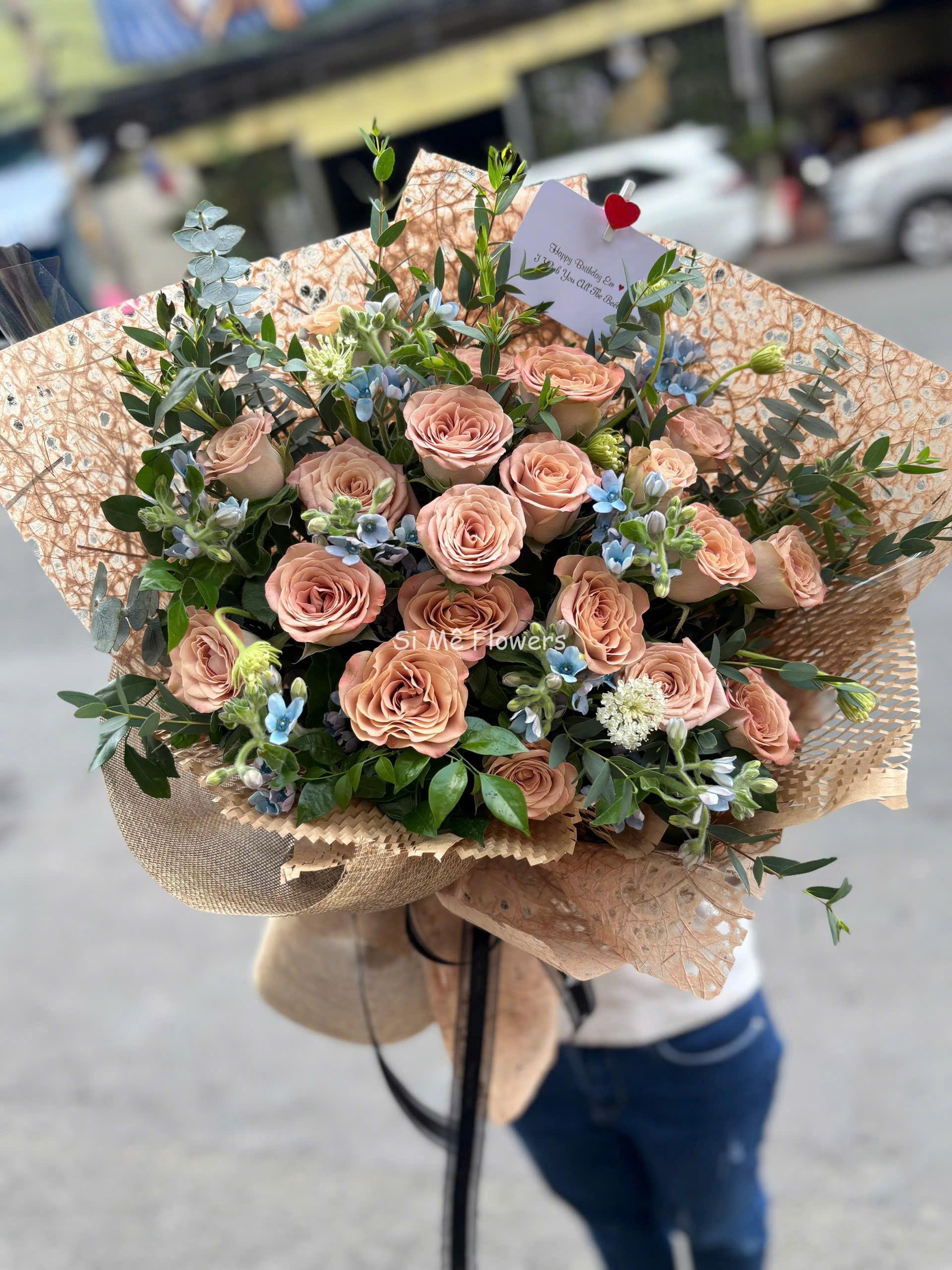 Bó Hoa Hồng Capuchino Mix Lam Tinh – Trầm Ấm & Thanh Lịch Trong Giấy Dừa Craf Bó Hoa Hồng Capuchino Mix Lam Tinh – Trầm Ấm & Thanh Lịch Trong Giấy Dừa Craf