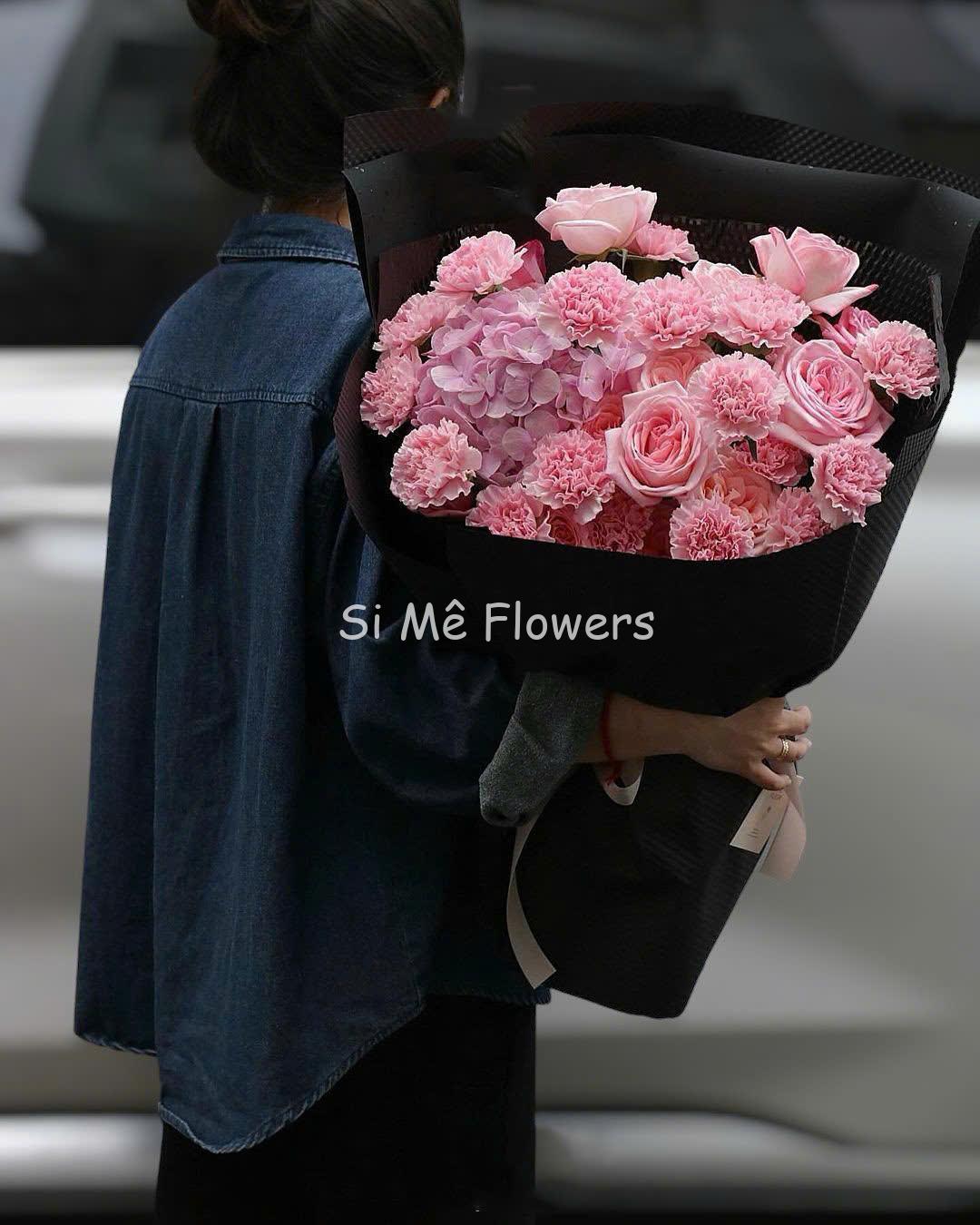 Bó Hoa Cẩm Chướng Cẩm Tú Cầu Ohara – Hồng Ngọt Ngào, Đen Cá Tính