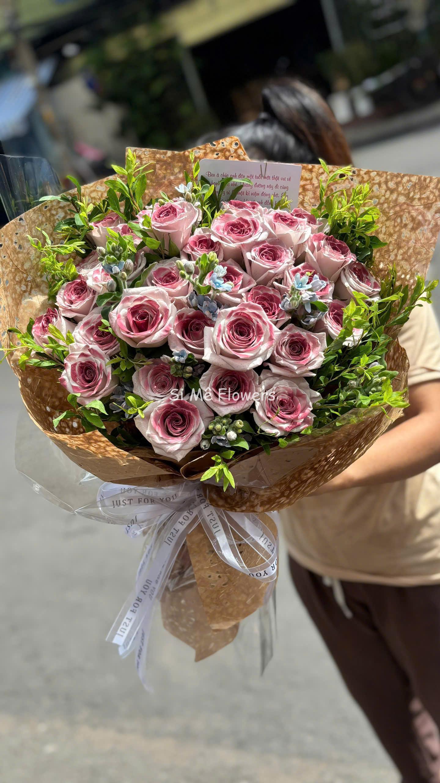 Bó Hoa Hồng Xịt Sơn Tím Khói Mix Lam Tinh – Gói Giấy Dừa Craf Bó Hoa Hồng Xịt Sơn Tím Khói Mix Lam Tinh – Gói Giấy Dừa Craf