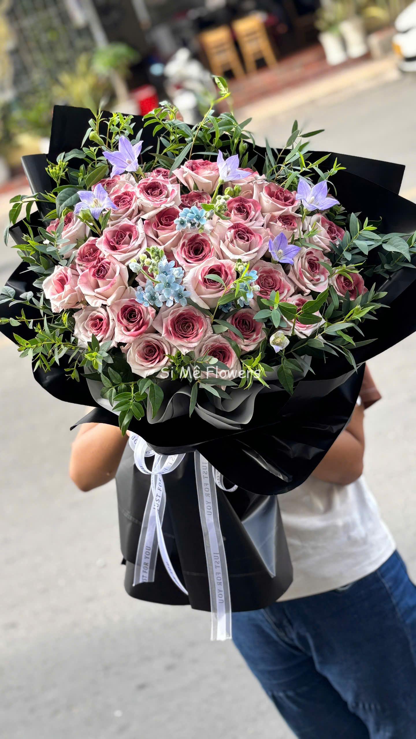 Bó Hoa Hồng Xịt Sơn Tím Khói Mix Lam Tinh