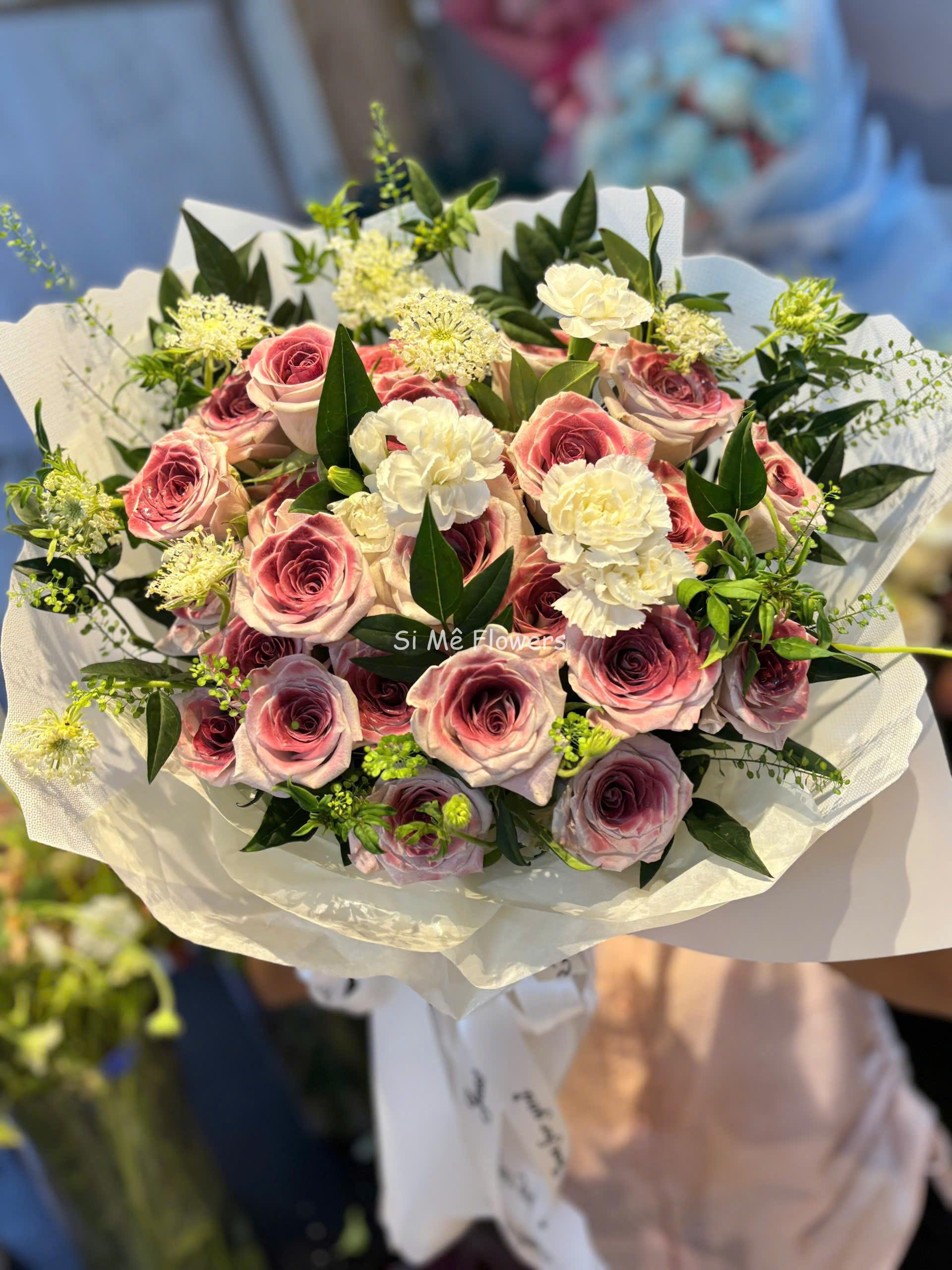 Bó Hoa Hồng Xịt Sơn Hồng Tím Khói Mix Cẩm Chướng – Quyến Rũ & Tinh Tế Bó Hoa Hồng Xịt Sơn Hồng Tím Khói Mix Cẩm Chướng – Quyến Rũ & Tinh Tế