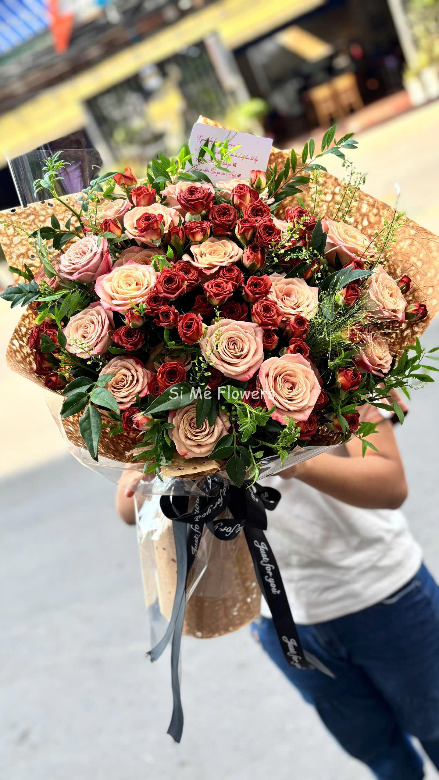 Bó Hoa Hồng Capuchino Mix Hồng Chùm Socola – Cuốn Hút & Quý Phái