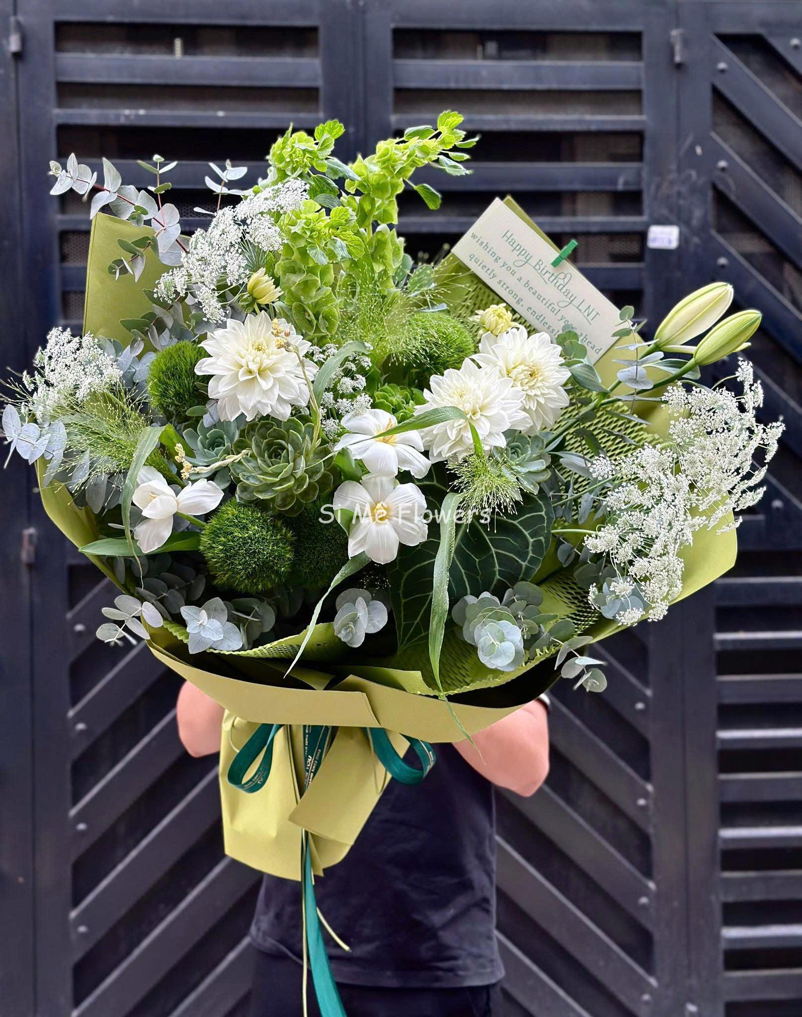 Bó Hoa Thược Dược Sen Đá Mix Lá Bạc – Sắc Xanh Trắng Thanh Lịch Bó Hoa Thược Dược Sen Đá Mix Lá Bạc – Sắc Xanh Trắng Thanh Lịch