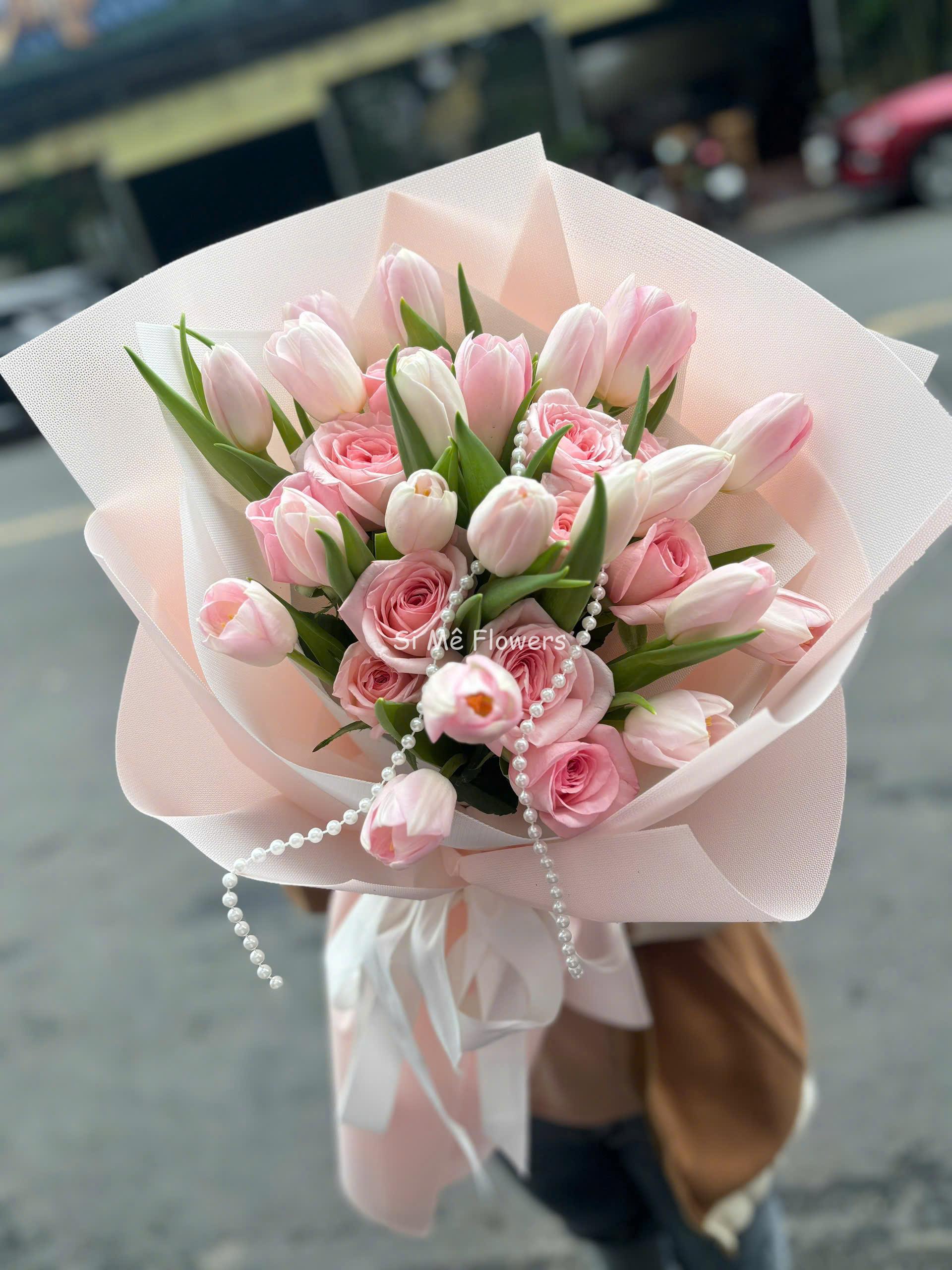 Bó Hoa Tulip Nhập Mix Hoa Hồng Ohara – Sắc Hồng Ngọt Ngào Bó Hoa Tulip Nhập Mix Hoa Hồng Ohara – Sắc Hồng Ngọt Ngào