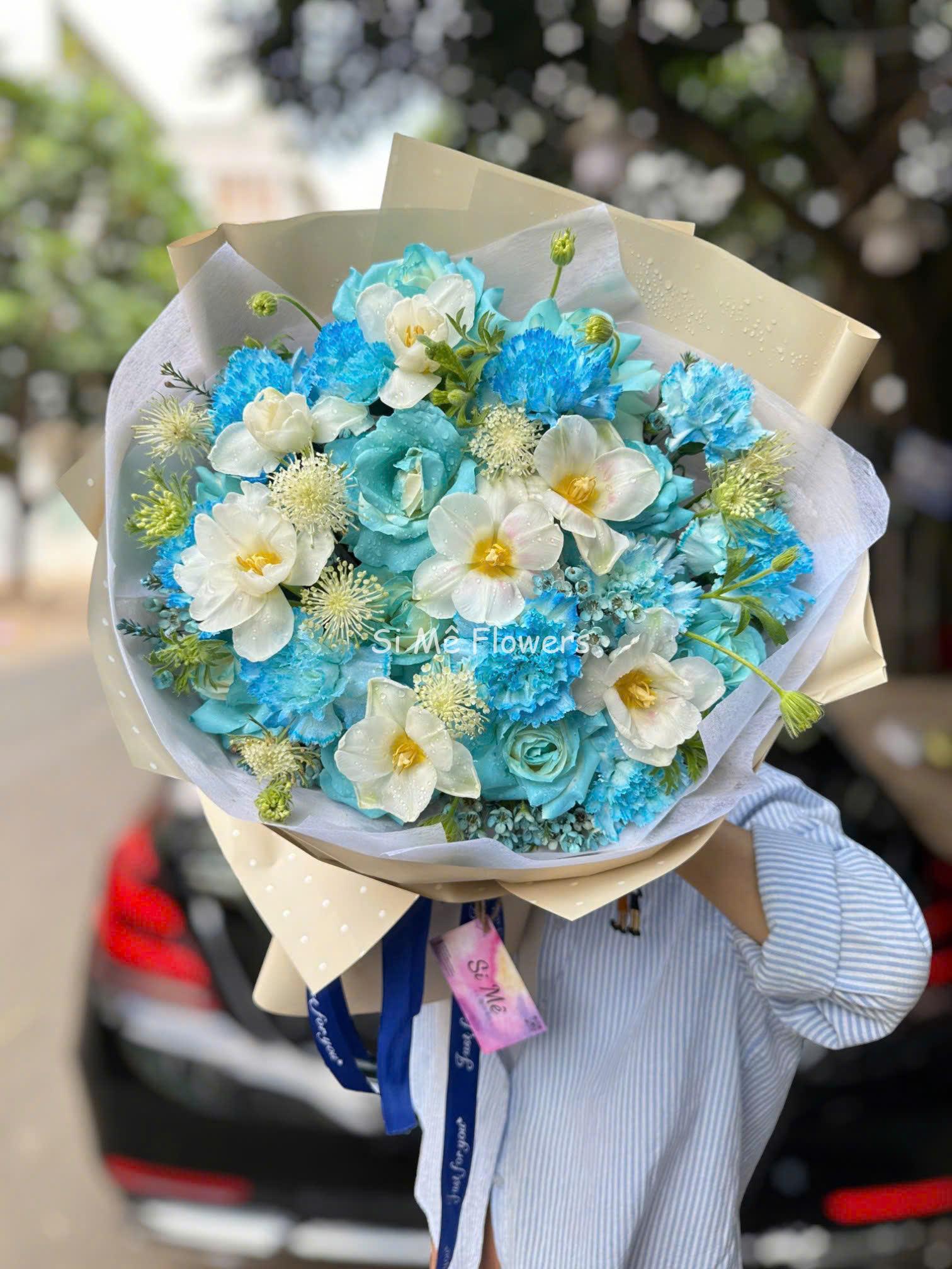 Bó Hoa Hồng Xanh Tulip Cẩm Chướng – Tươi Mát & Hiện Đại Bó Hoa Hồng Xanh Tulip Cẩm Chướng – Tươi Mát & Hiện Đại