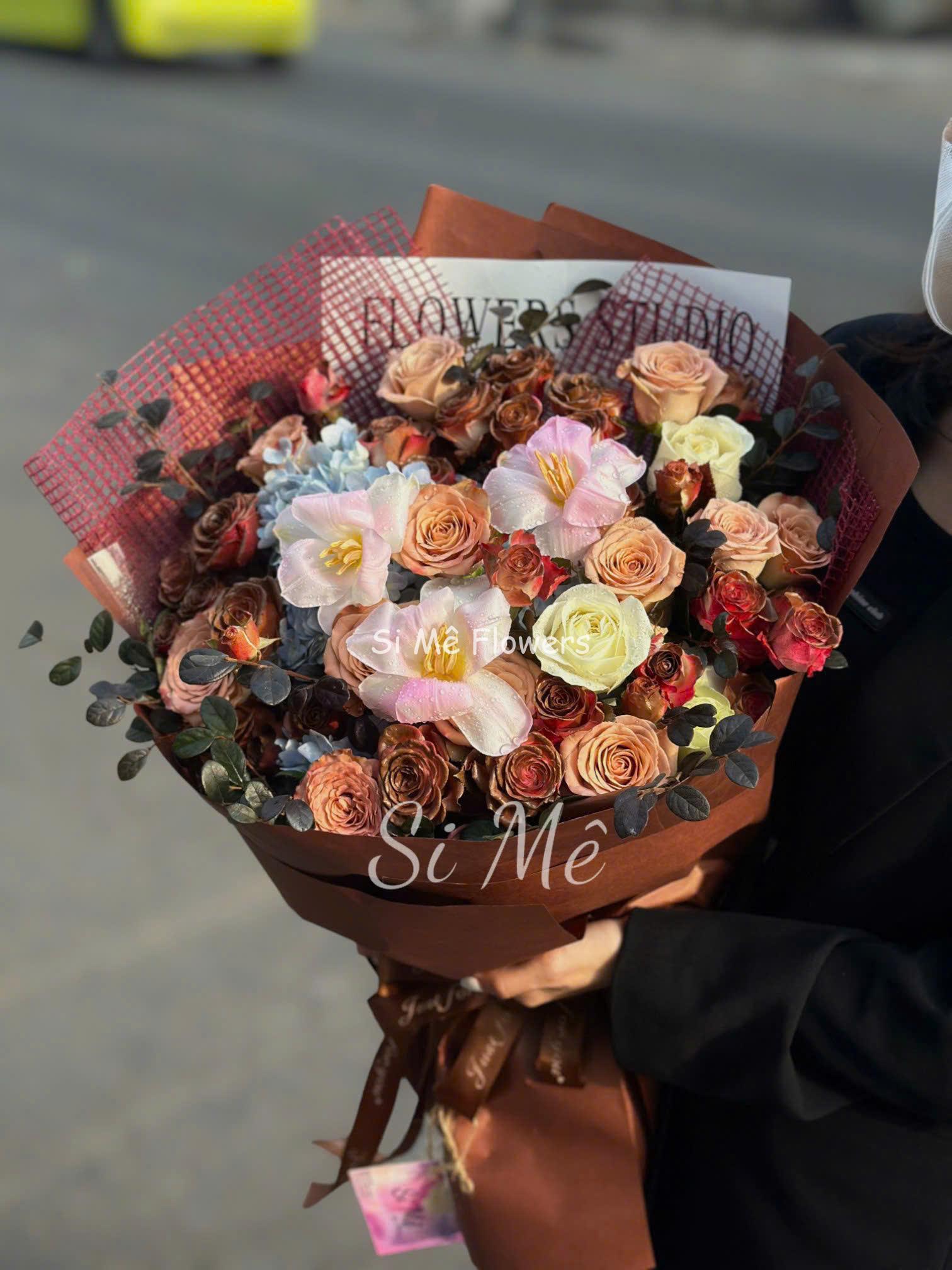 Bó Hoa Capuchino Tulip Tú Cầu Hồng Chùm – Trầm Ấm Bó Hoa Capuchino Tulip Tú Cầu Hồng Chùm – Trầm Ấm