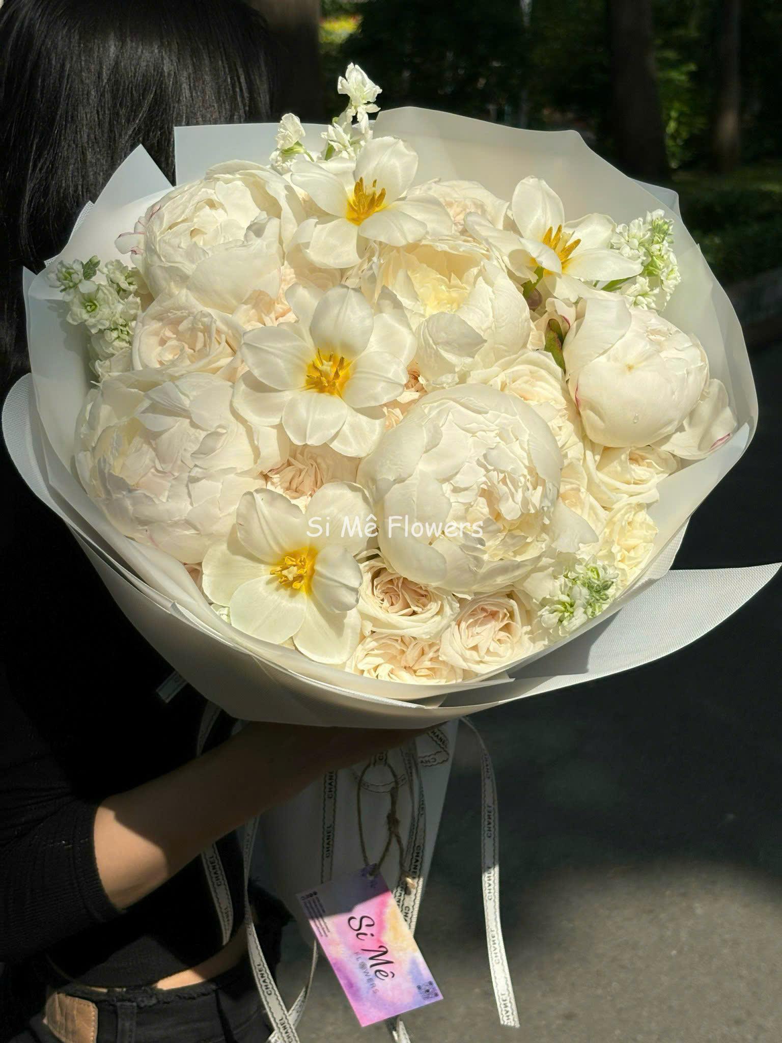 Bó Hoa Peony Trắng Mix Tulip – Trắng Tinh Khôi Bó Hoa Peony Trắng Mix Tulip – Trắng Tinh Khôi