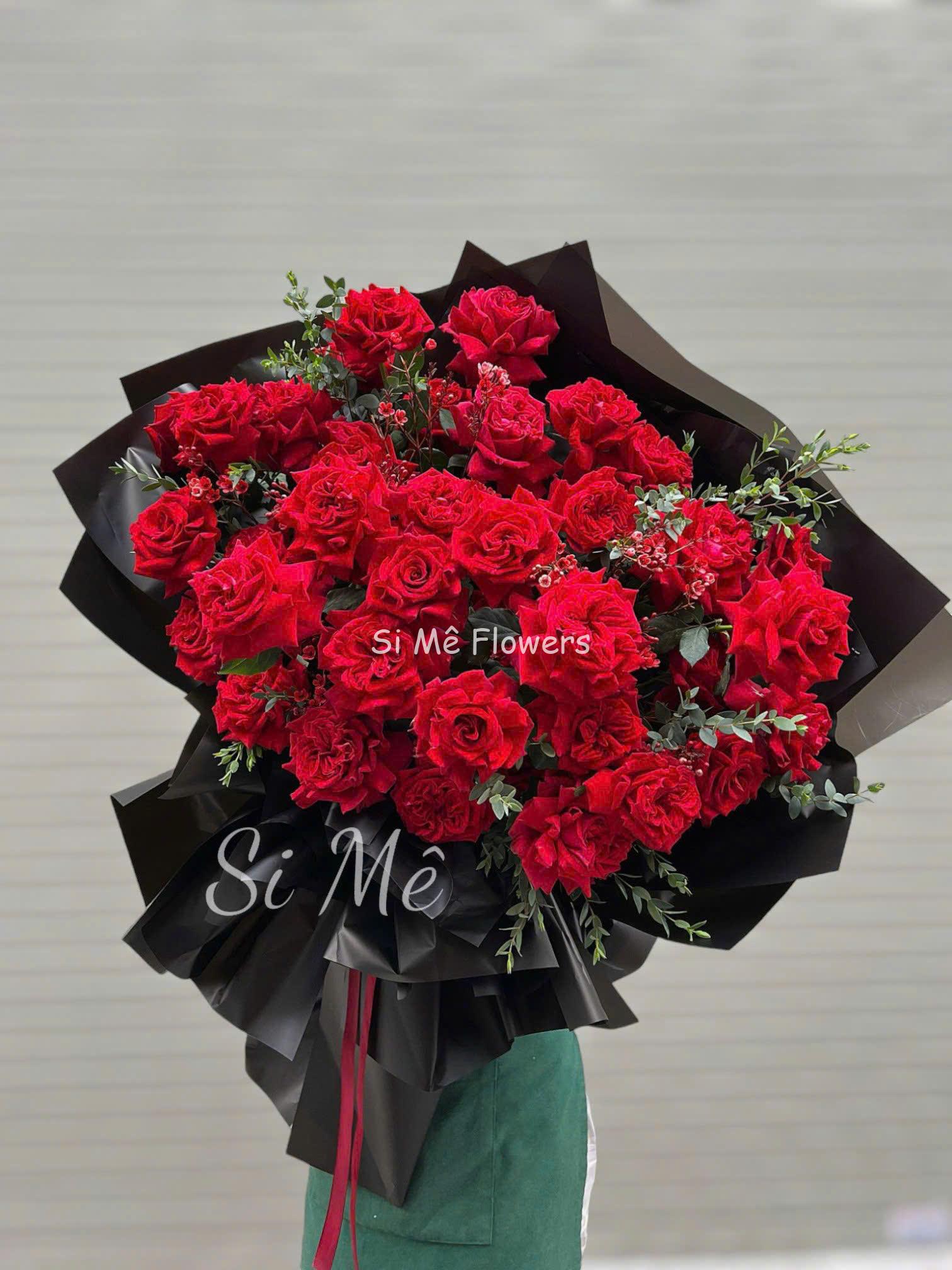 Bó Hoa 50 Hồng Ecuador Đỏ – Kiêu Hãnh & Nồng Nàn