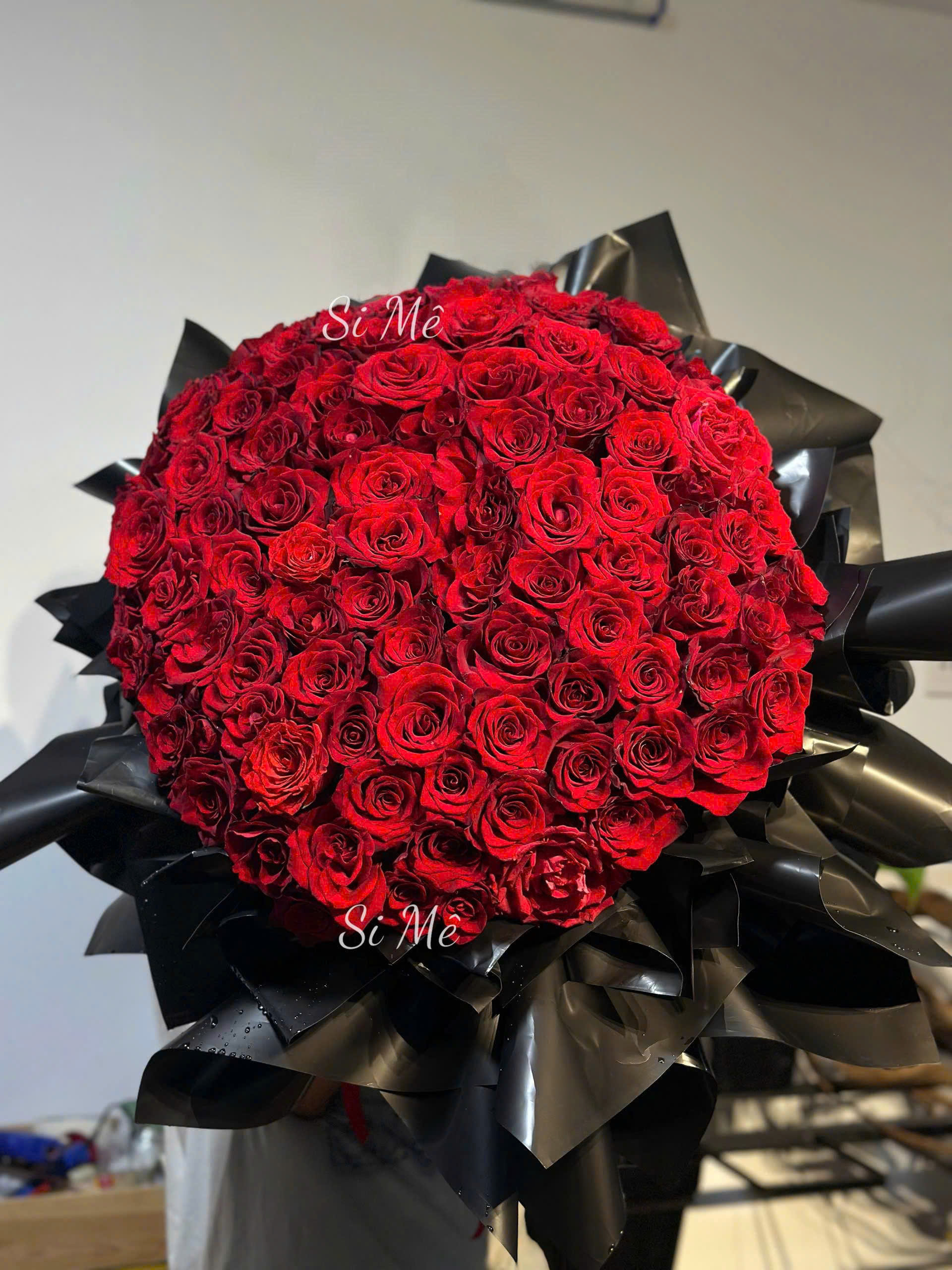 100 Hồng Ecuador Đỏ Khổng Lồ – Tình Yêu Bất Diệt & Đẳng Cấp Quý Phái