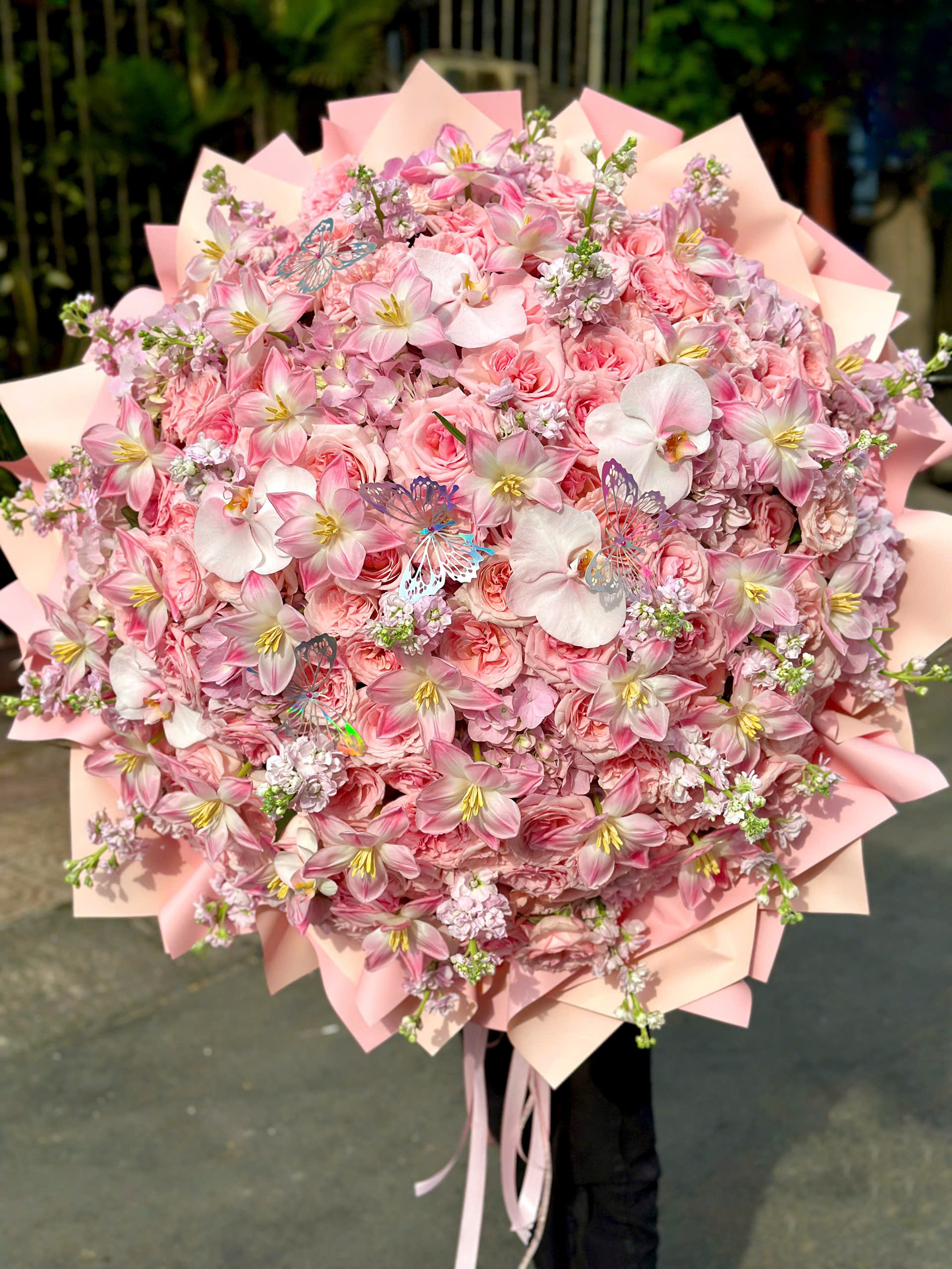 Bó Hoa Khổng Lồ hơn 400 Bông Hoa tone pastel – Si Mê Từ Ánh Nhìn Đầu Tiên