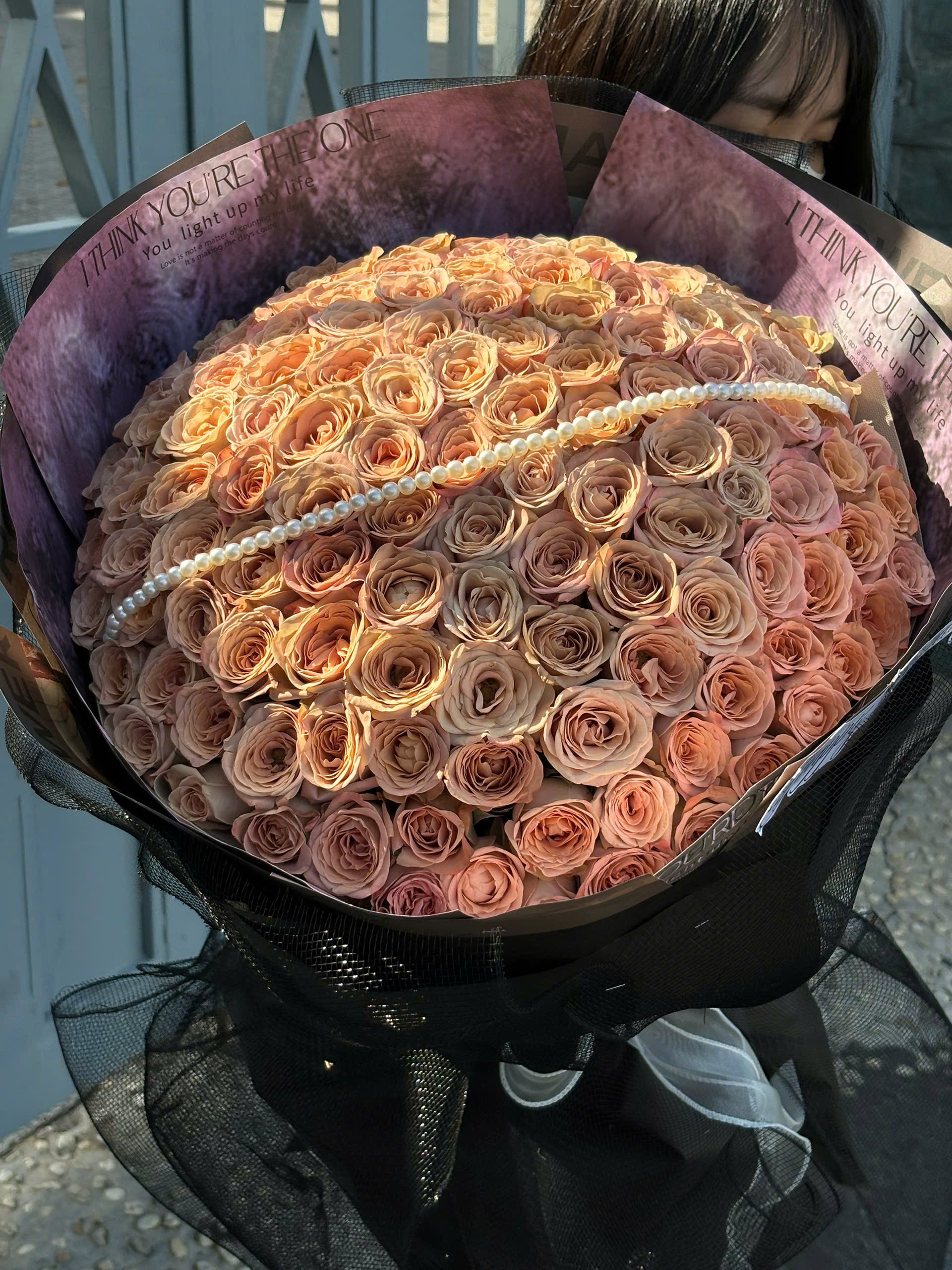 Bó Hoa Hồng Capuchino Dải Ngọc – Vẻ Đẹp Quý Phái