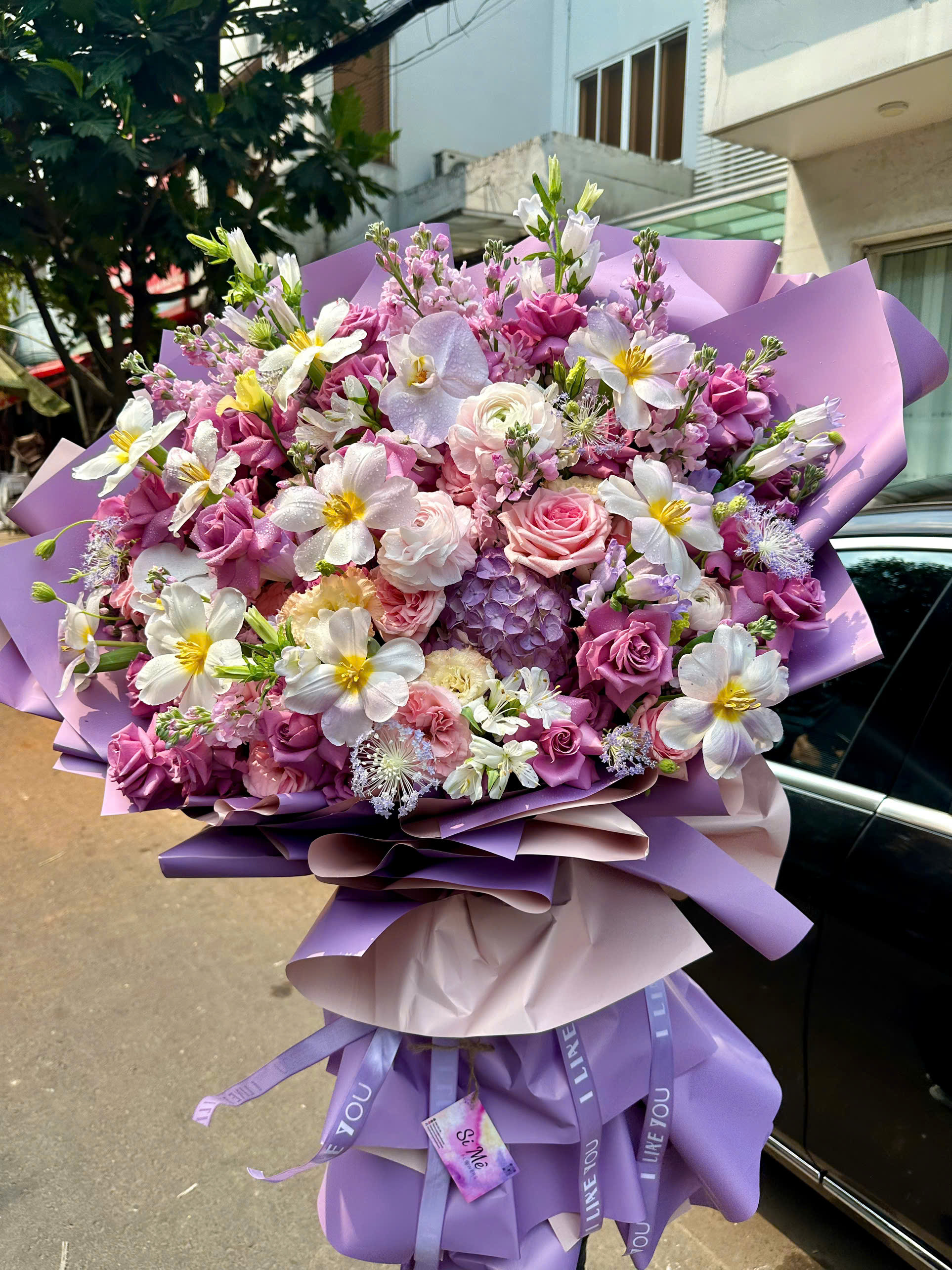 Bó Hoa Xòe Form To Tone Tím – Mao Lương, Tulip, Hồng Tím & Cẩm Tú Cầu