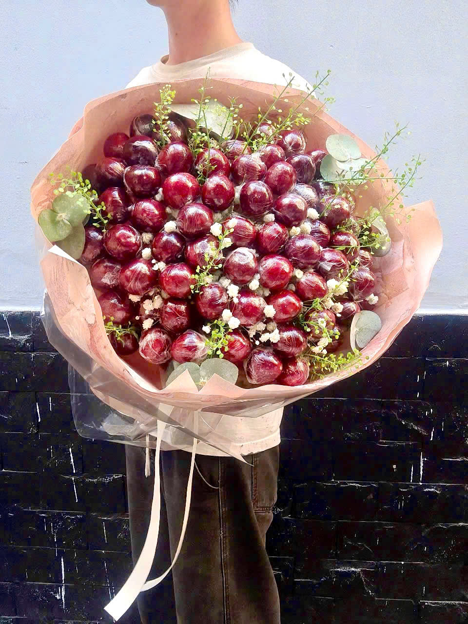 Bó Hoa Cherry Đỏ Mix Hoa Bi & Lá Bạc – Sang Trọng & Ngọt Ngào