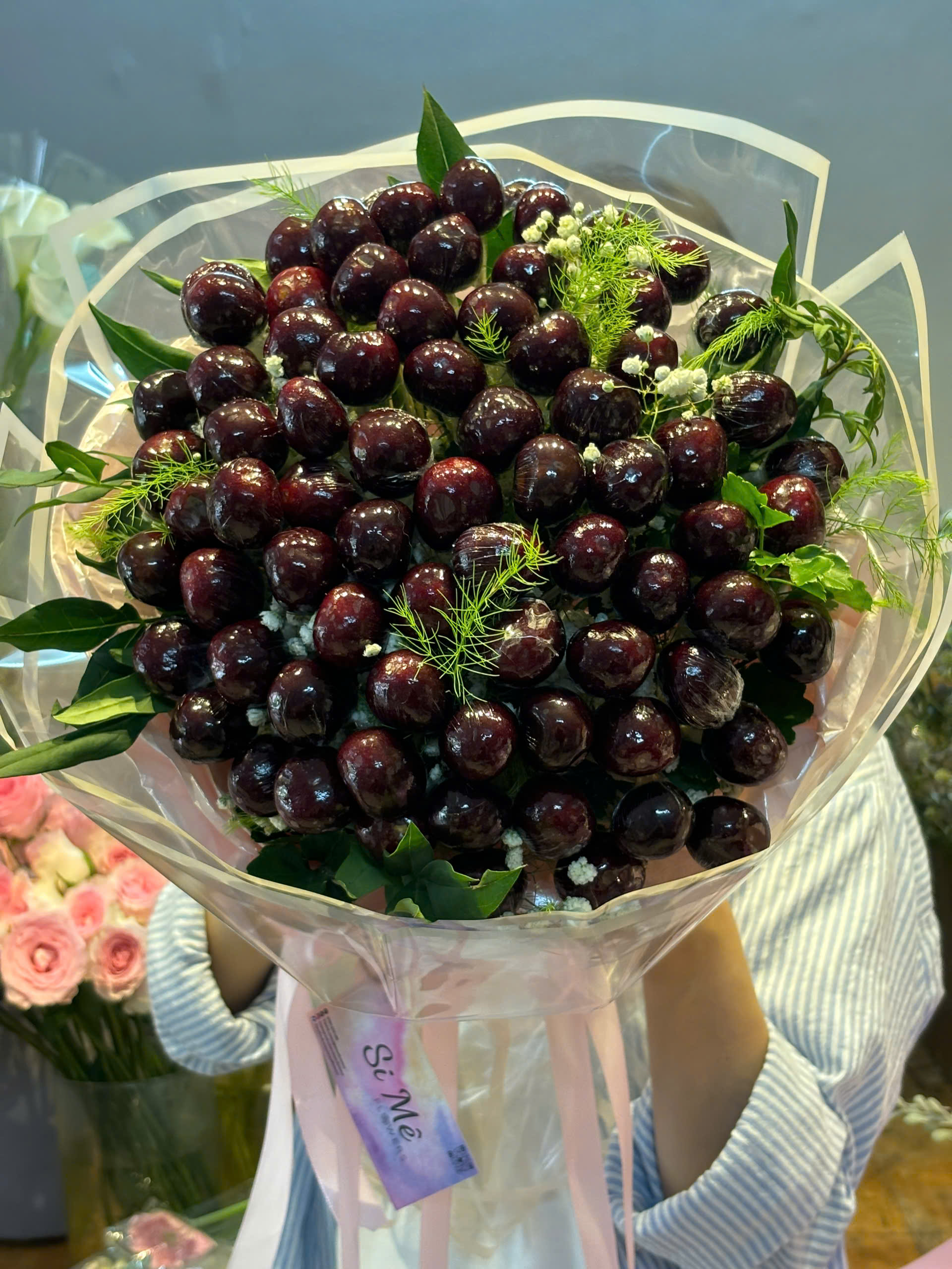 Bó Hoa Cherry Đỏ Mix Hoa Bi & Lá Xanh – Thanh Lịch & Ngọt Ngào