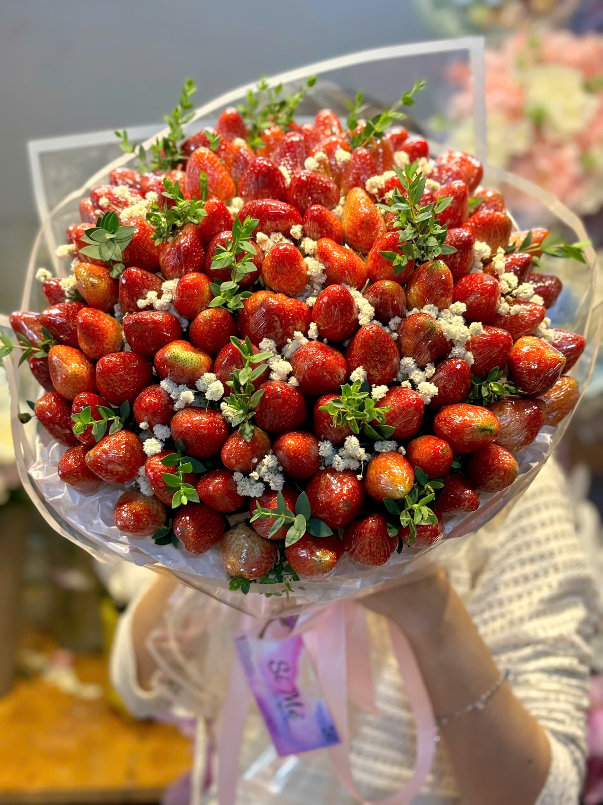 Bó Hoa Dâu Tây 1,5kg Giống Hàn Mix Hoa Bi & Lá Xanh – Ngọt Ngào & Tươi Mới