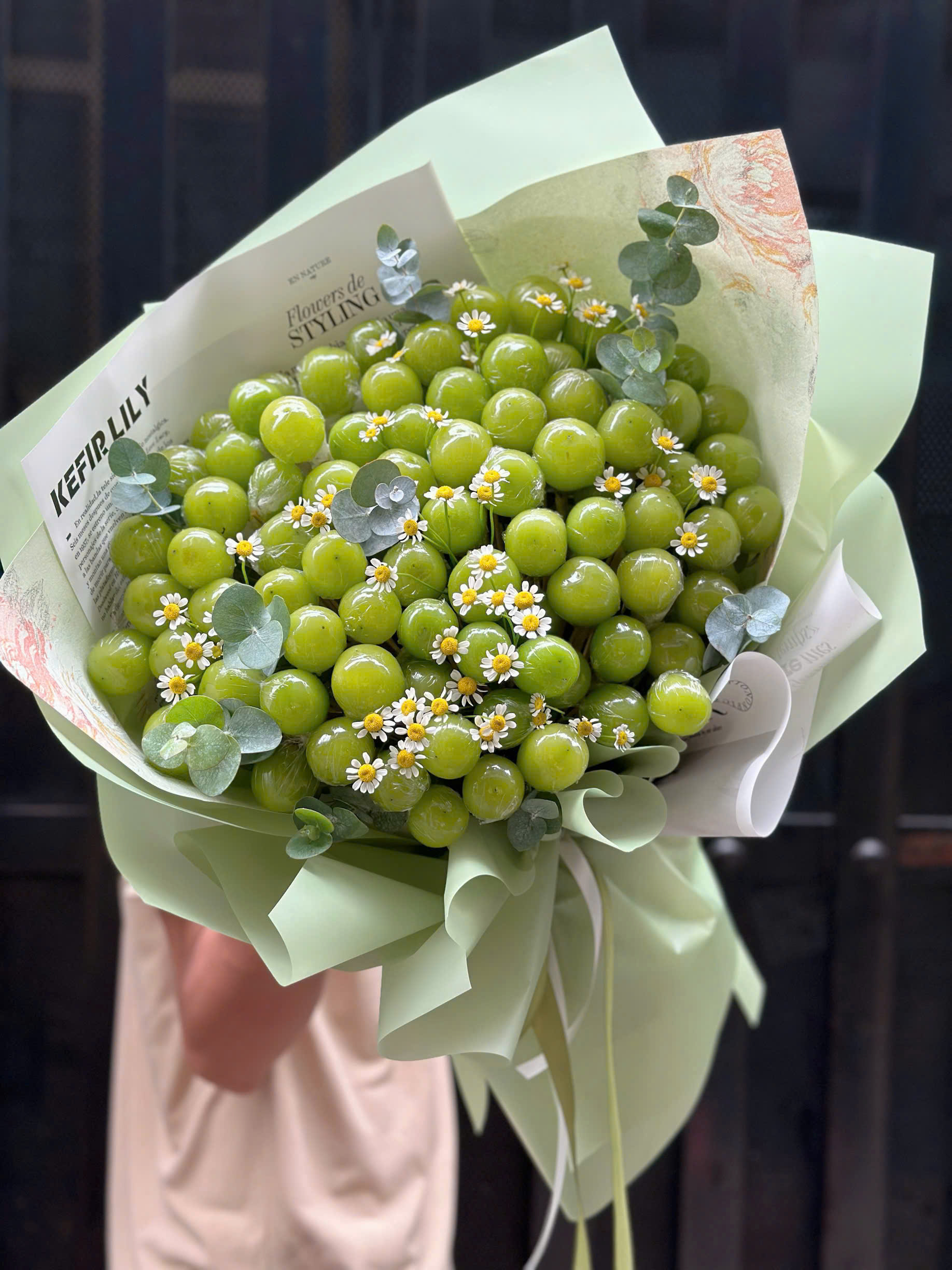 Bó Hoa Nho Mẫu Đơn Nhập Khẩu Hơn 1kg Mix Hoa Cúc Tana & Lá Bạc – Sang Trọng & Tinh Tế