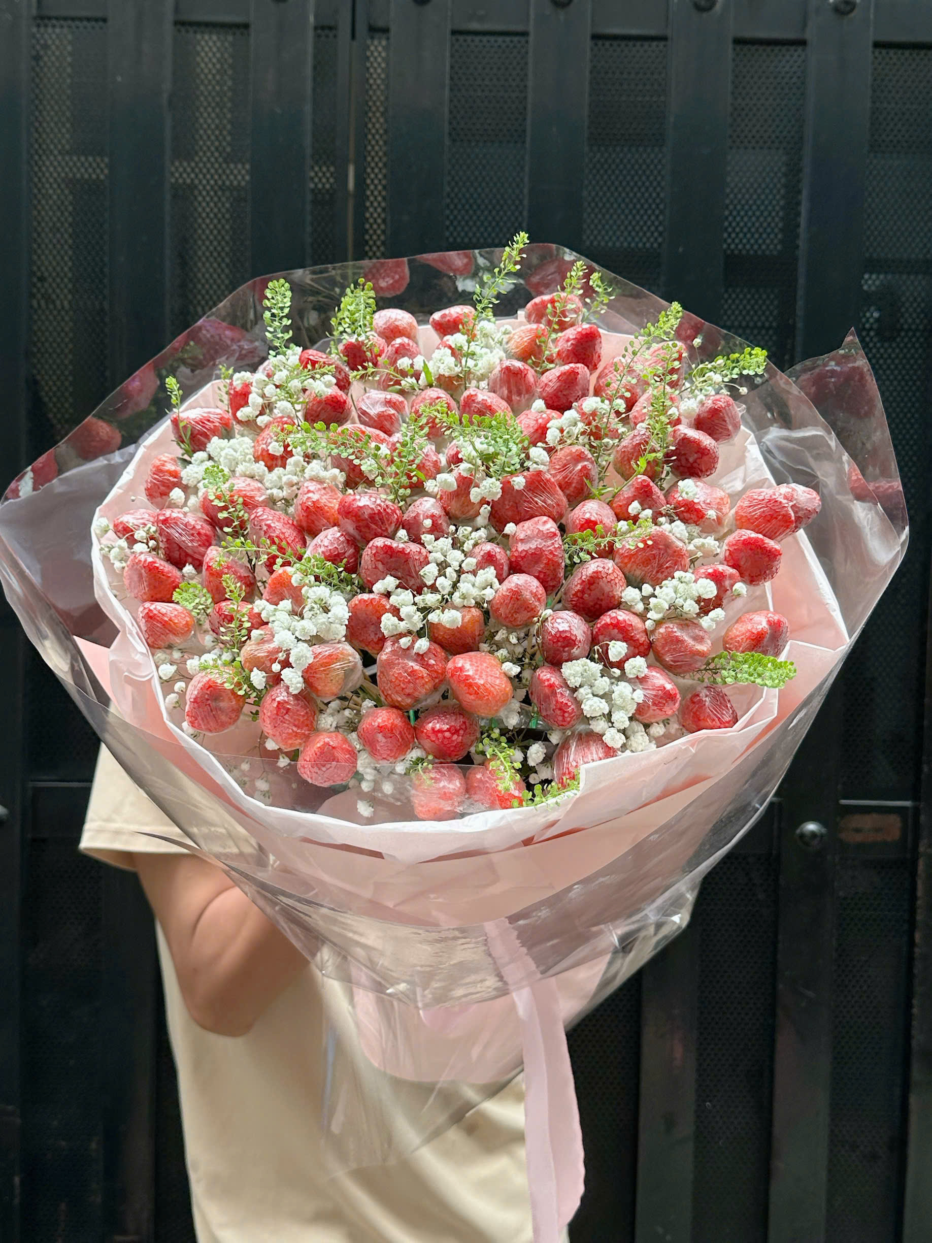 Bó Hoa Dâu Tây 2kg Giống Hàn Mix Hoa Bi & Cỏ Xanh – Khổng Lồ & Ngọt Ngào