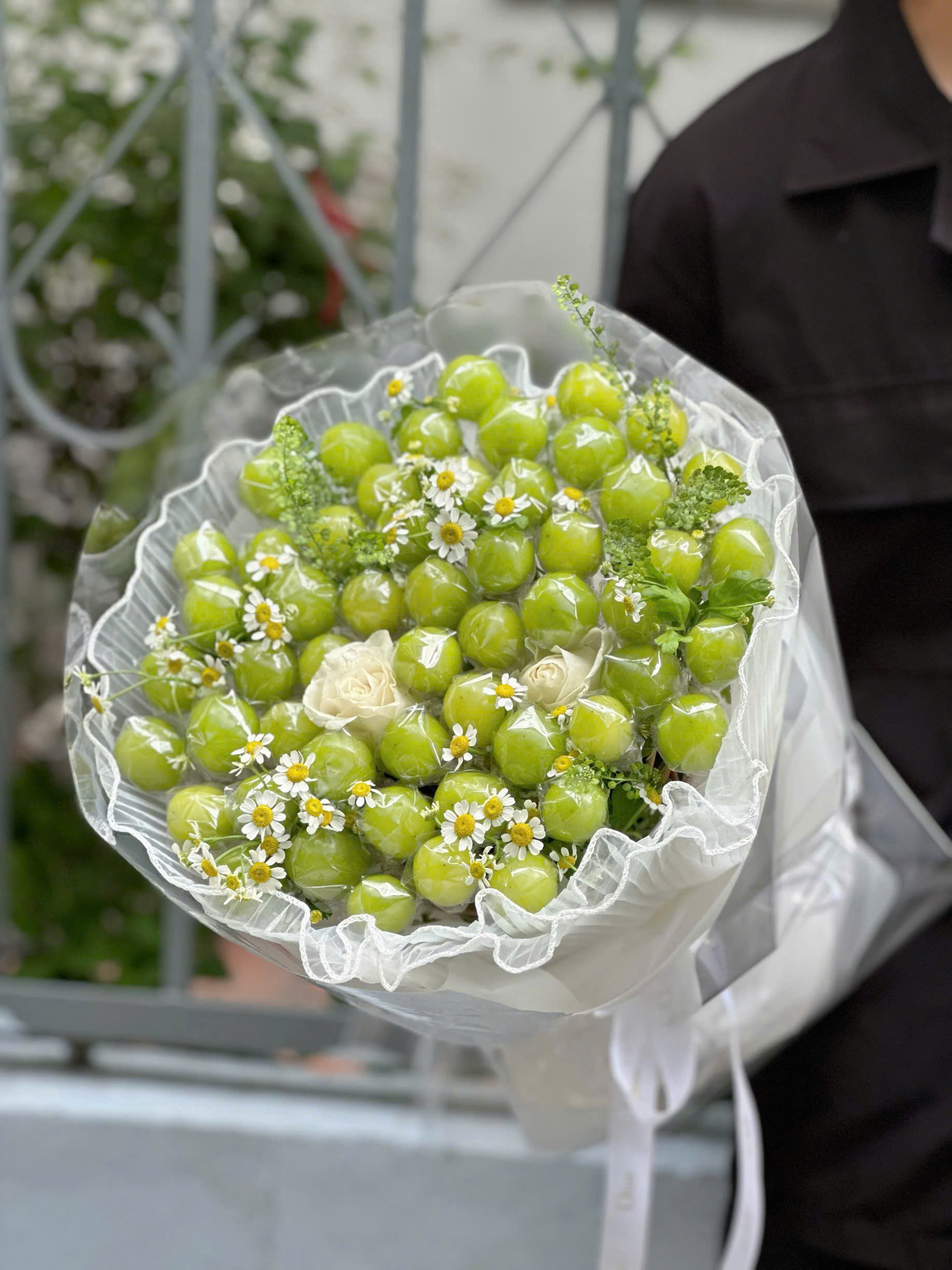 Bó Hoa Nho Mẫu Đơn Nhập Khẩu Mix Hoa Hồng Trắng & Cúc Tana – Thanh Lịch & Đẳng Cấp