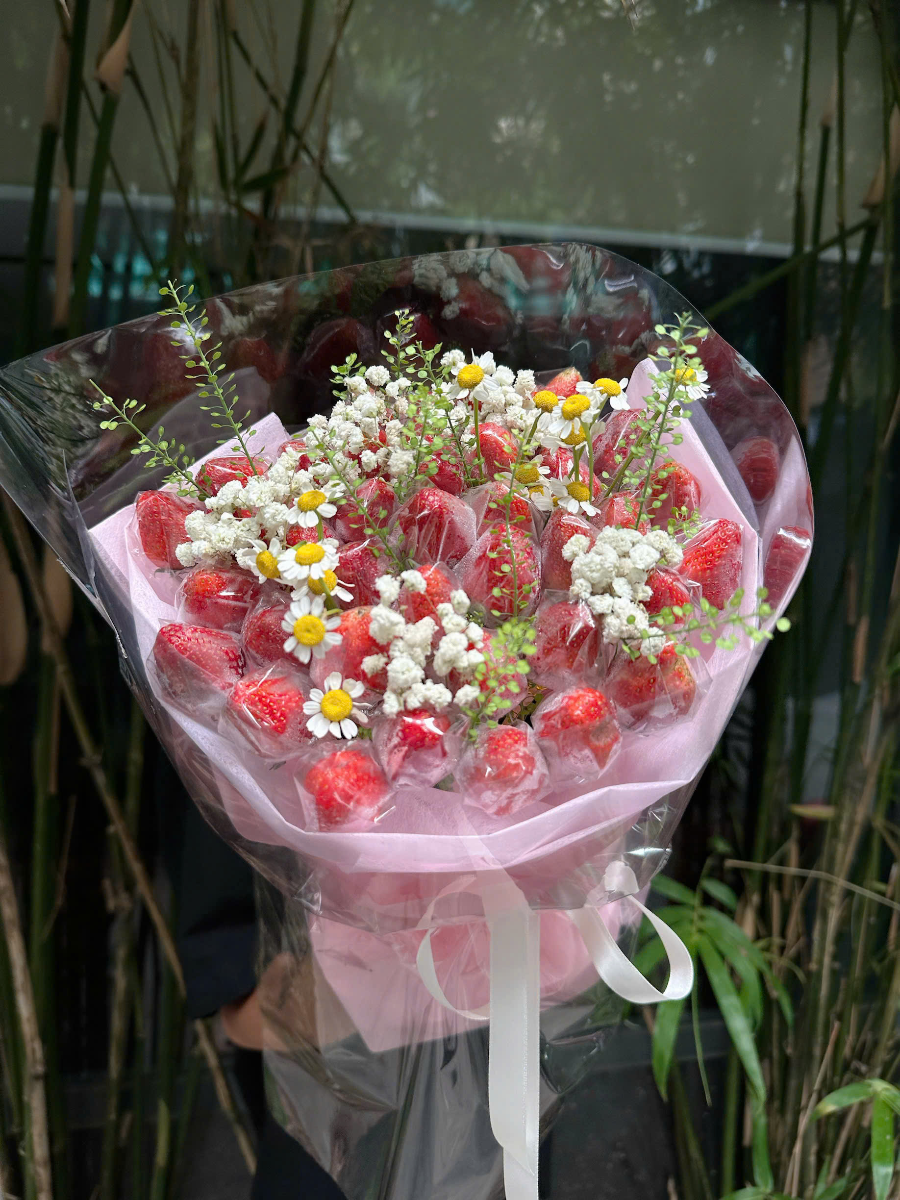 Bó Hoa Dâu Mini Form Tròn Mix Hoa Bi & Cúc Tana – Nhỏ Xinh & Ngọt Ngào