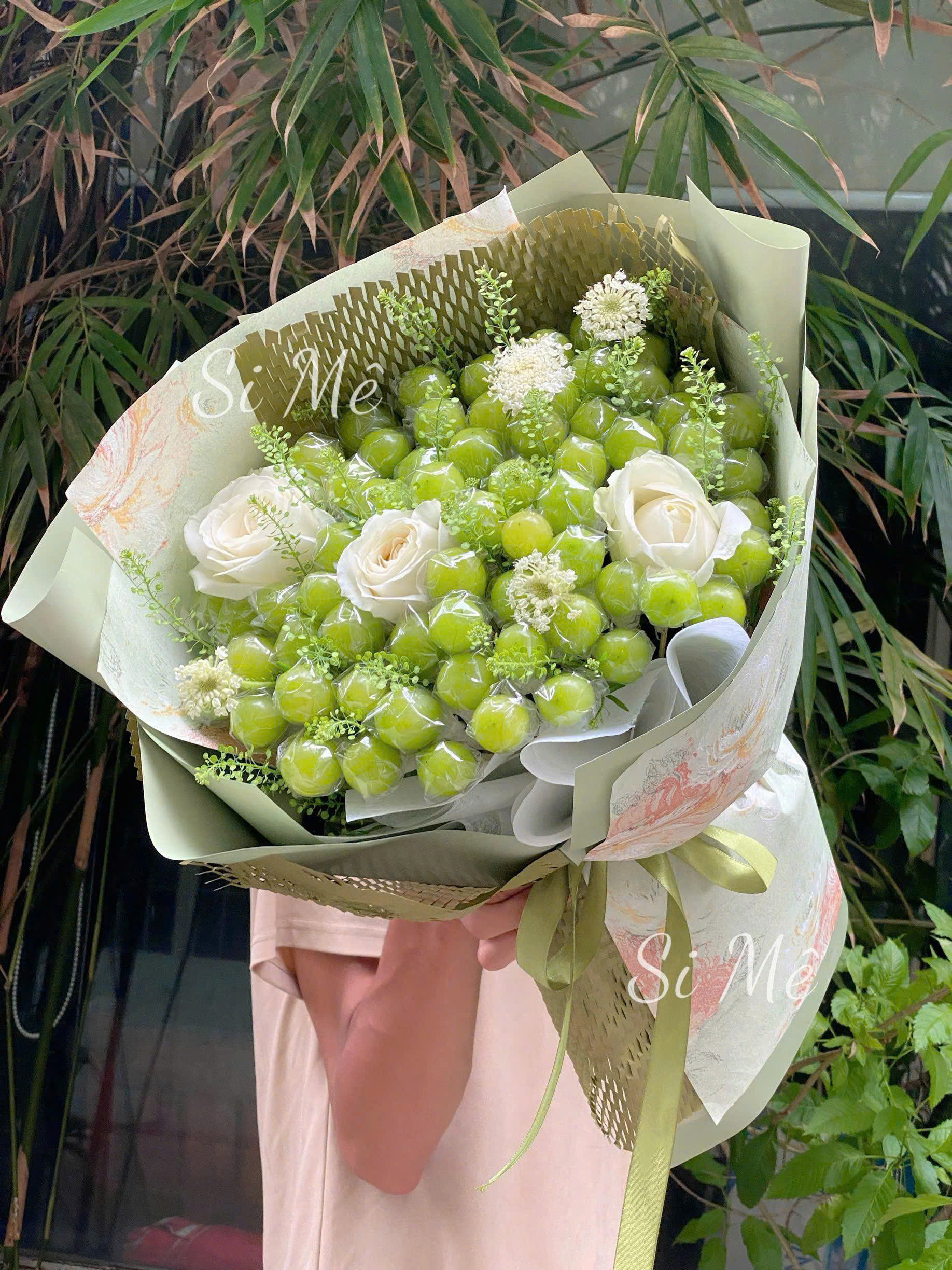 Bó Hoa Nho Mẫu Đơn 1kg Mix Hoa Hồng Trắng – Thanh Lịch & Sang Trọng