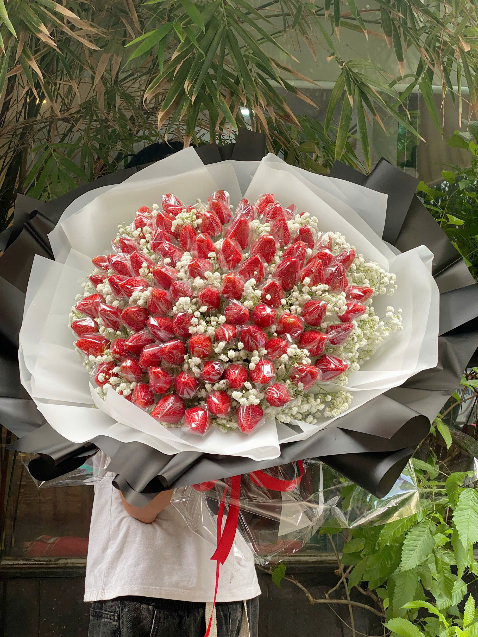 Bó Hoa Dâu Tây 2kg Mix Hoa Bi Trắng – Khổng Lồ & Sang Trọng