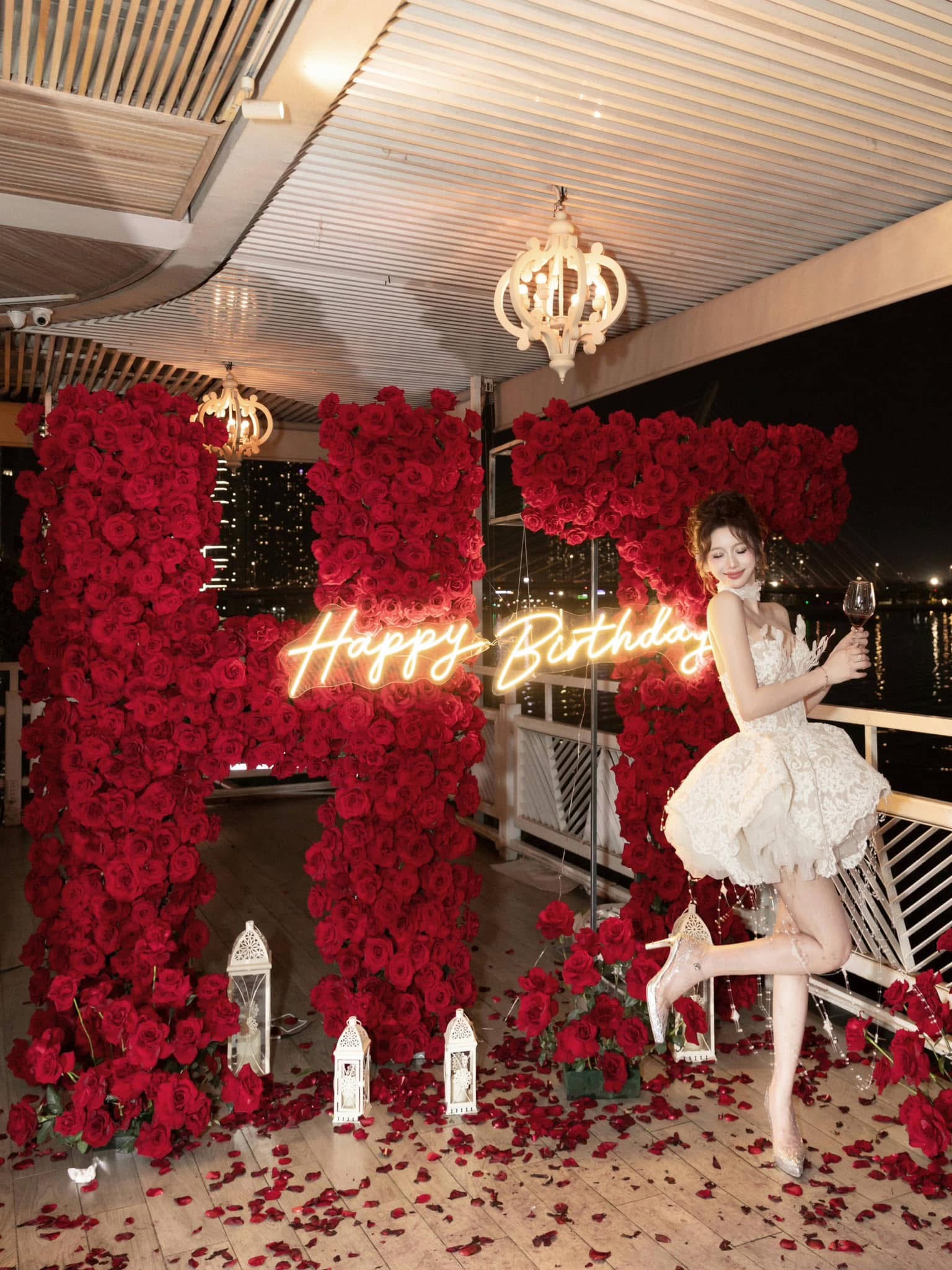 Decor Sinh Nhật Theo Chữ Cái Yêu Cầu – Hoa Hồng Đỏ