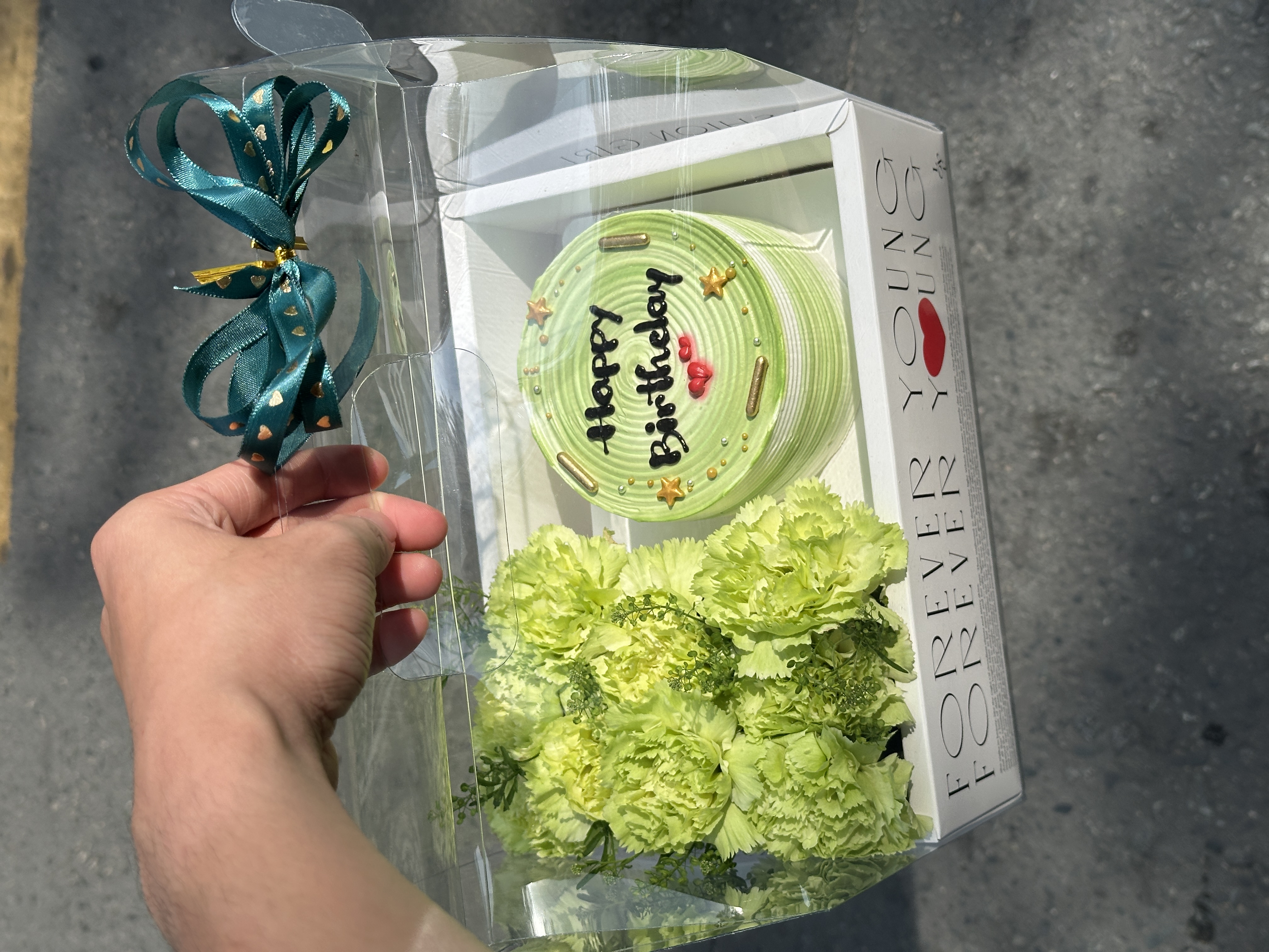 Hộp Hoa Bánh Tone Xanh Lá – Hoa Cẩm Chướng Xanh & Bánh Kem