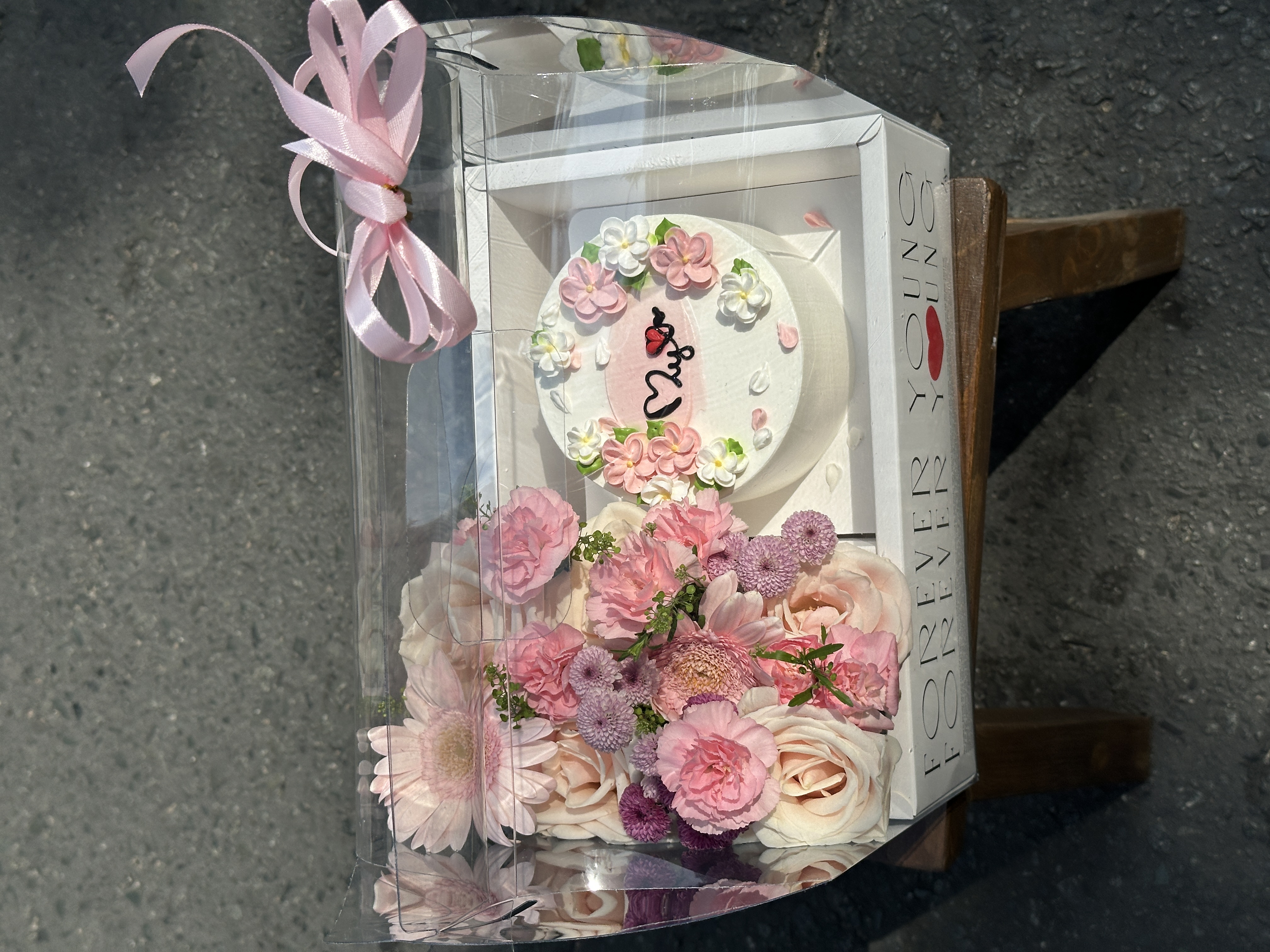 Hộp Hoa Bánh Màu Hồng – Sắc Hoa Dịu Dàng & Bánh Kem Trang Trí Tinh Tế
