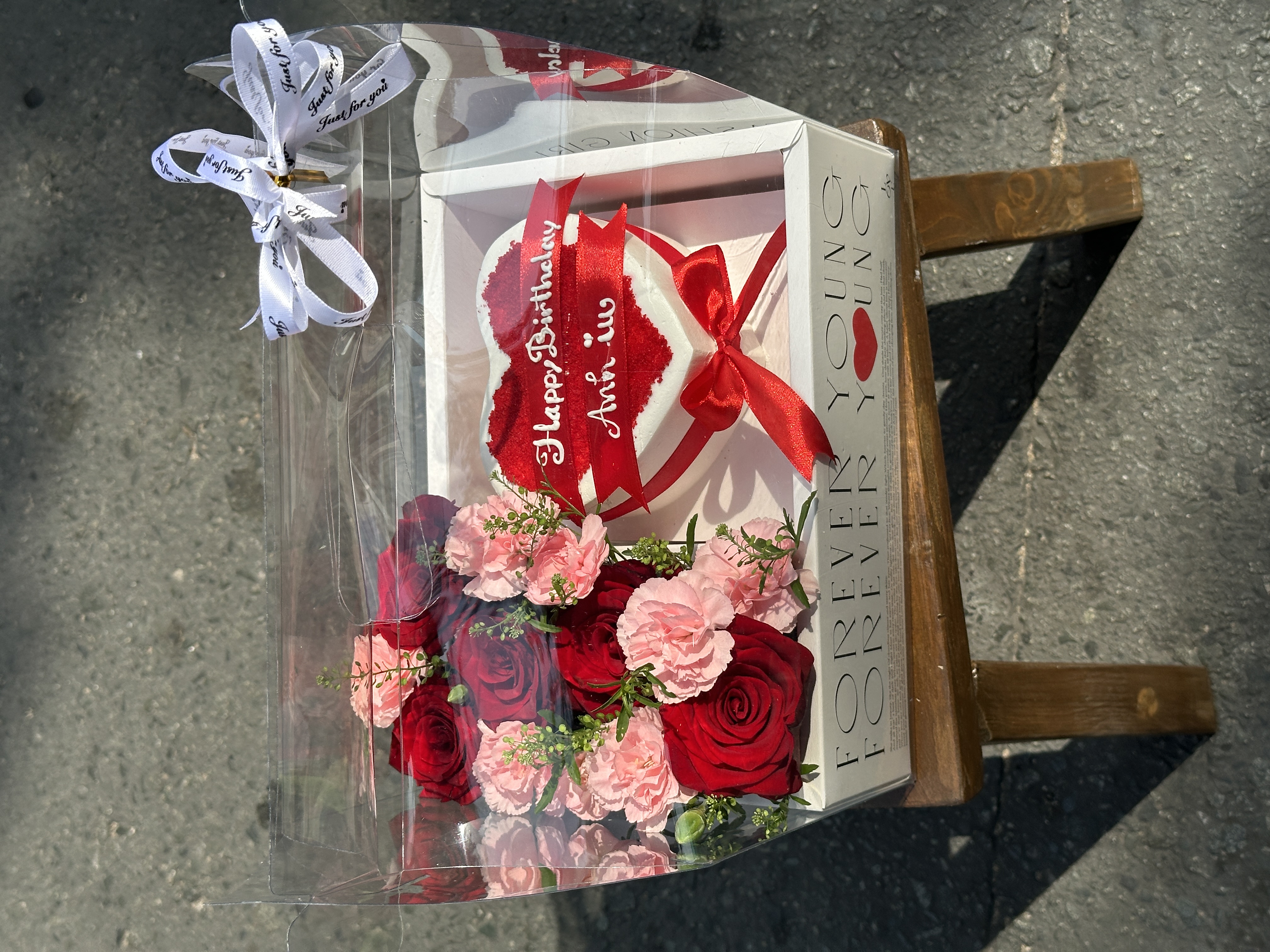 Hộp Hoa Bánh Trái Tim Đỏ Hồng – Sắc Hoa Lãng Mạn & Bánh Kem Nghệ Thuật